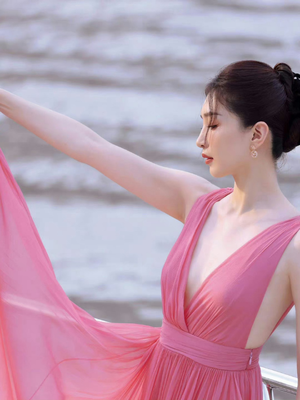 江疏影粉色深v长裙