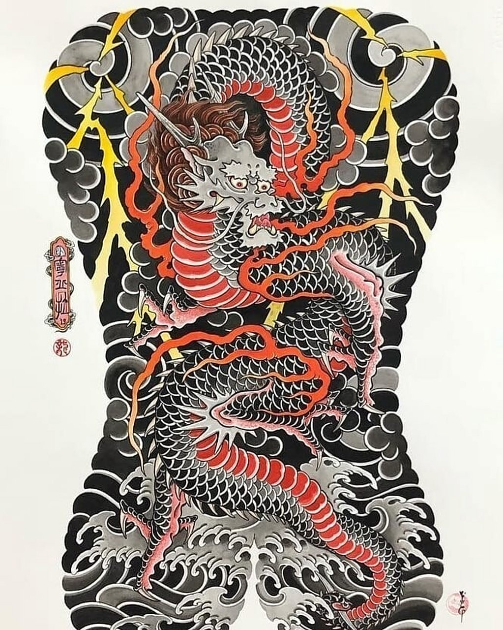 满背纹身需要分几次才能完成整个作品,所以纹身前准备好