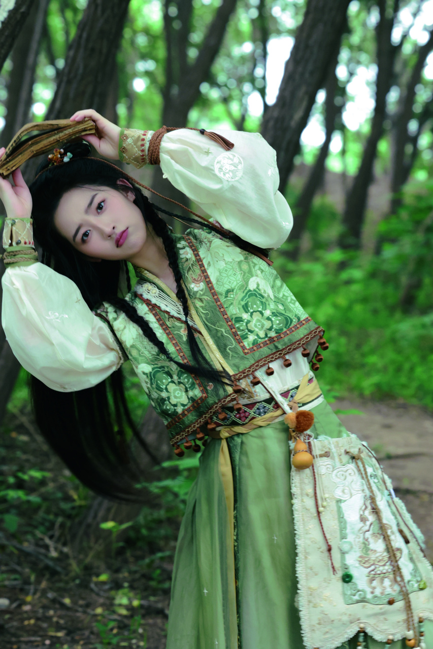 邓恩熙 最新古风写真,一袭绿衣俏皮灵动,天真烂漫就像仙侠甜妹!