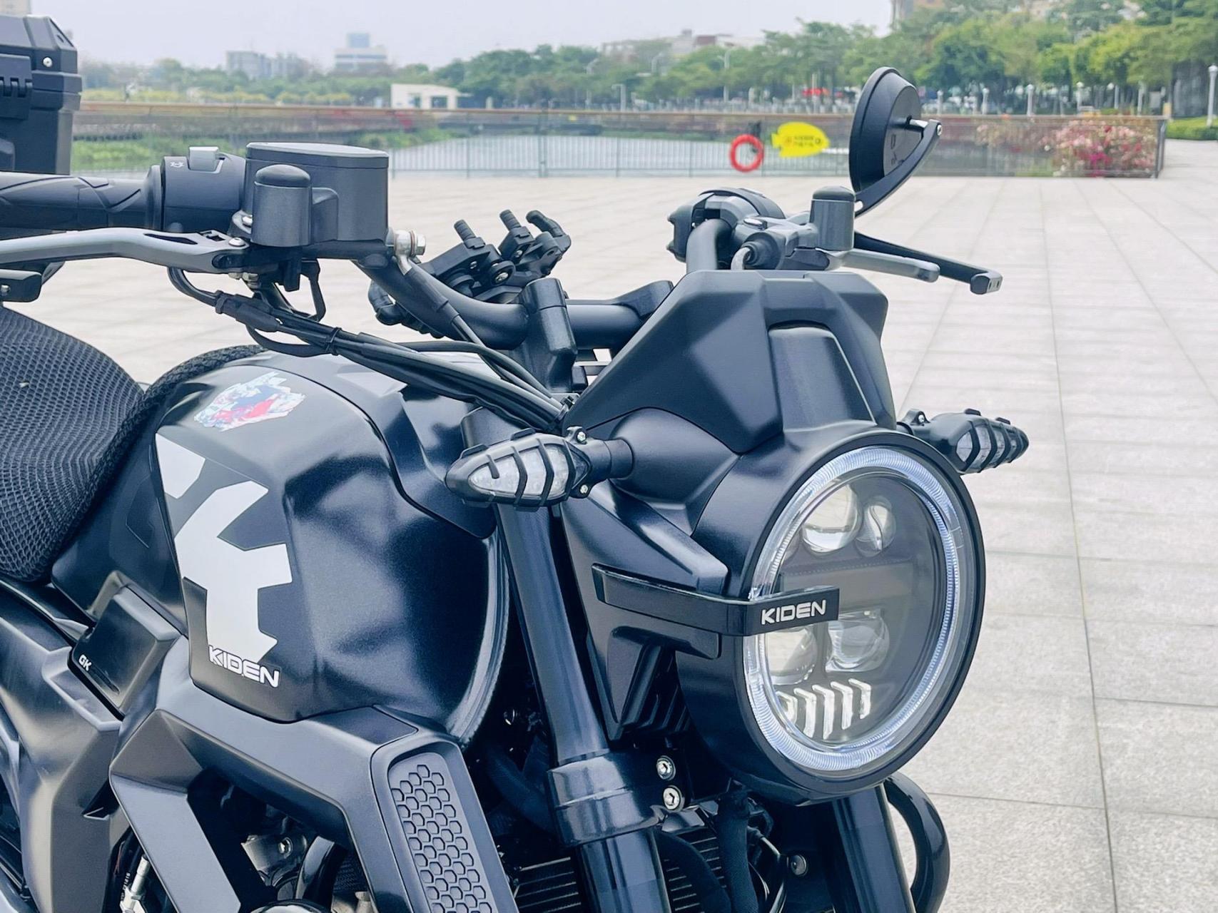 23年启典gk150,实表一千多公里 前后带abs,无钥匙启动,加装水杯架