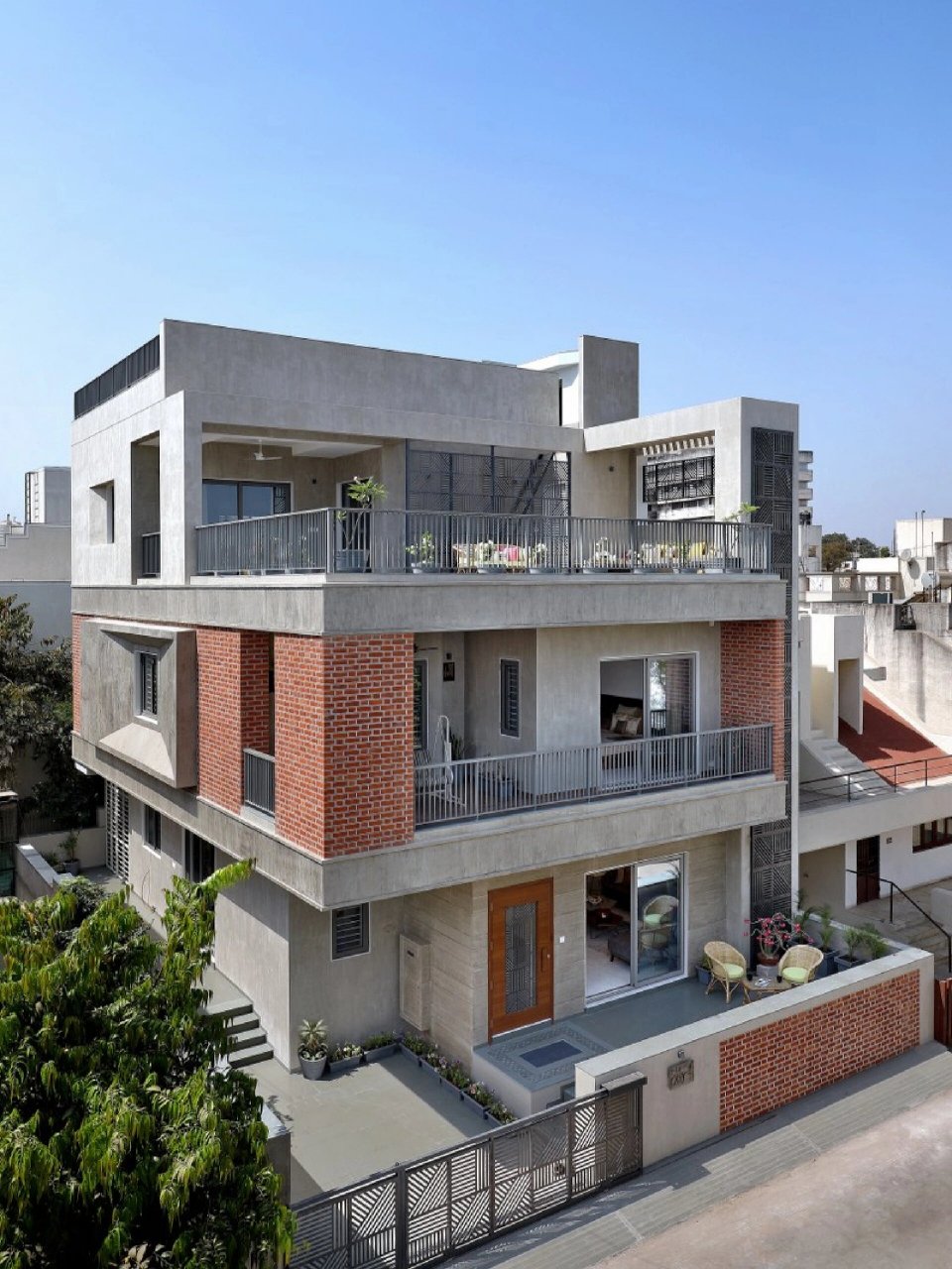 自建别墅 建筑层数:三层 建筑风格:现代 外墙材料:红砖,混凝土