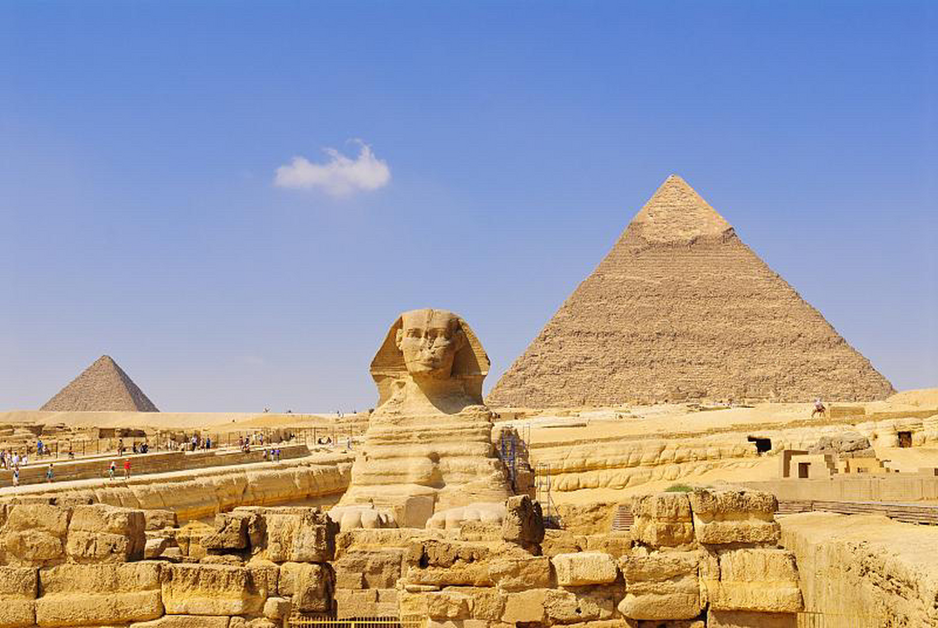 埃及金字塔 埃及金字塔是埃及最古老,最恢弘的纪念性建筑