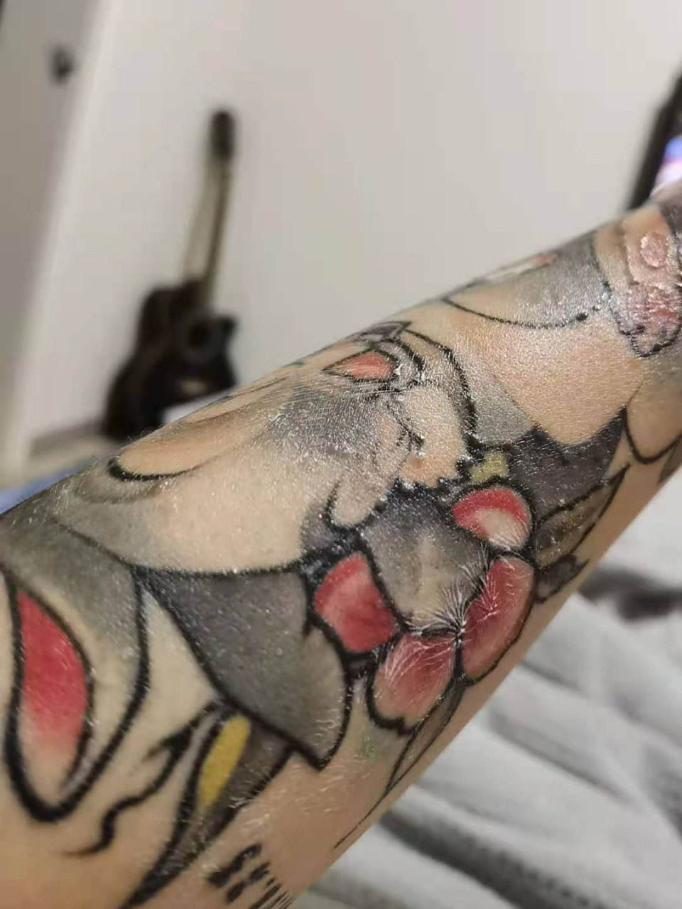 纹身过敏 排异 纹了两年的兔子了,今年夏天晒了太阳过敏后 就开始这样