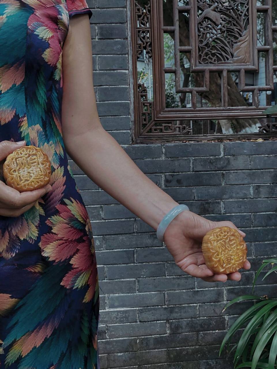 月饼与旗袍 今秋又是月圆时,清风只影度中秋, 思念佳人千里外,明月传