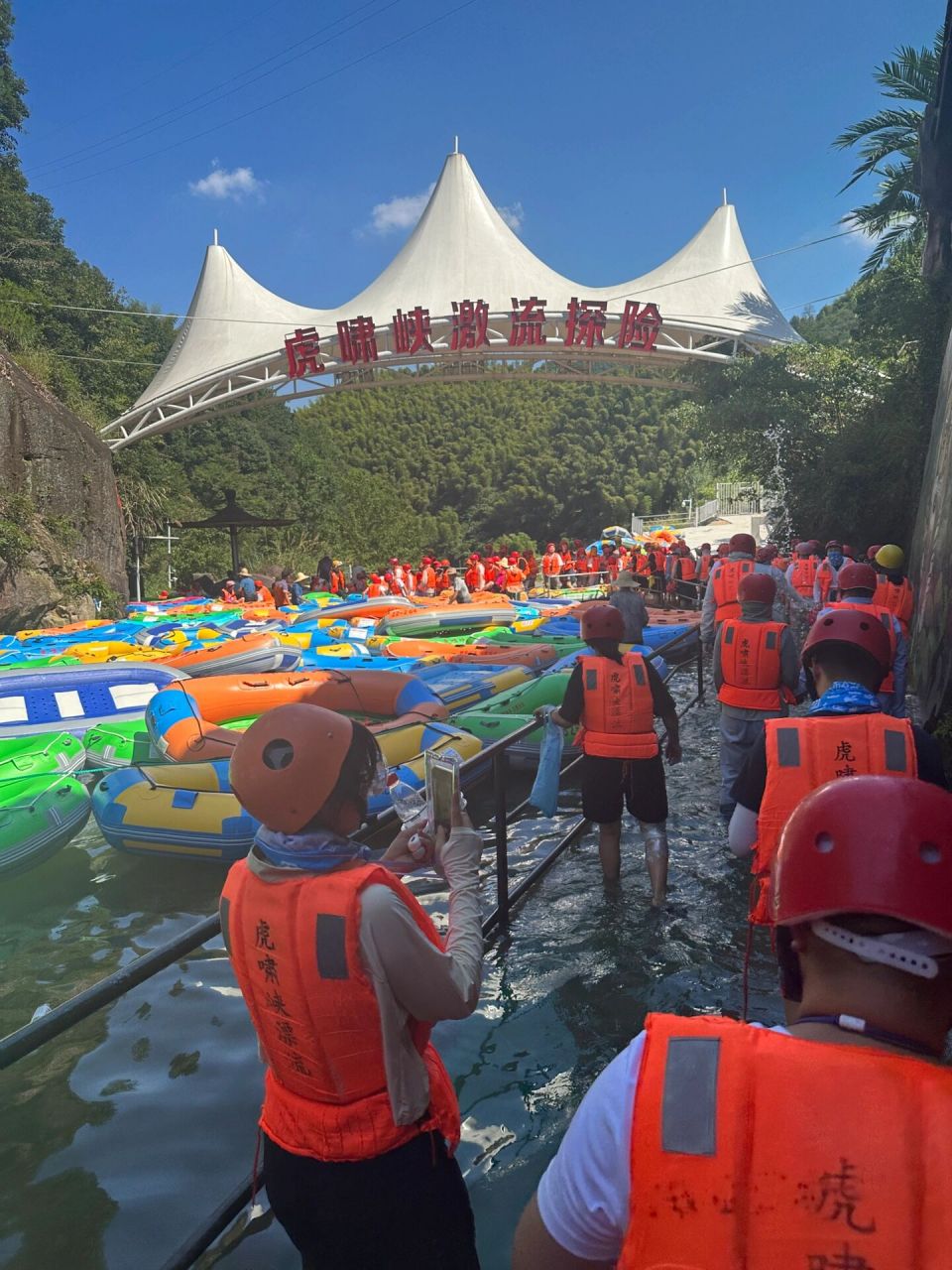 华东惊险第一漂,虎啸峡漂流,玩水,打水仗 99 "虎啸峡漂流"位于浙江