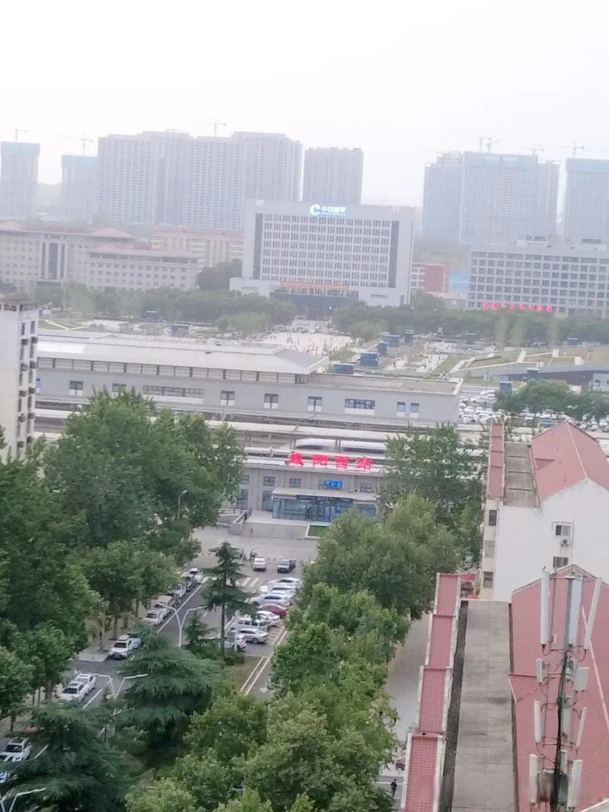 原来的高铁站秦都站和老西站连通后统一改名为"咸阳西站";老秦都站