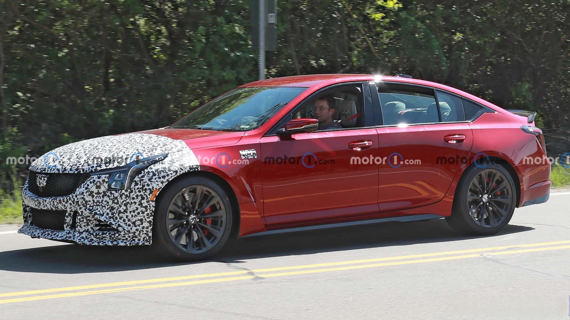 2024款凯迪拉克ct5 v黑翼版谍照,前脸更换了最新的ct5设计(貌似不太