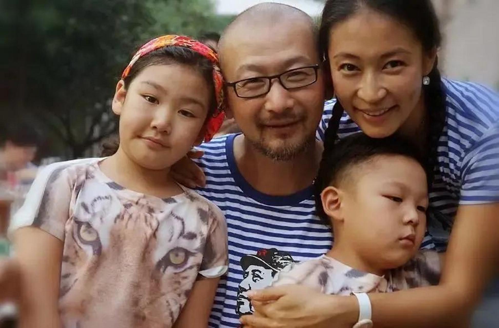 一天晚上,管虎把女儿搂在怀里,仔仔细细地看了一遍,忽然脸色凝重地对