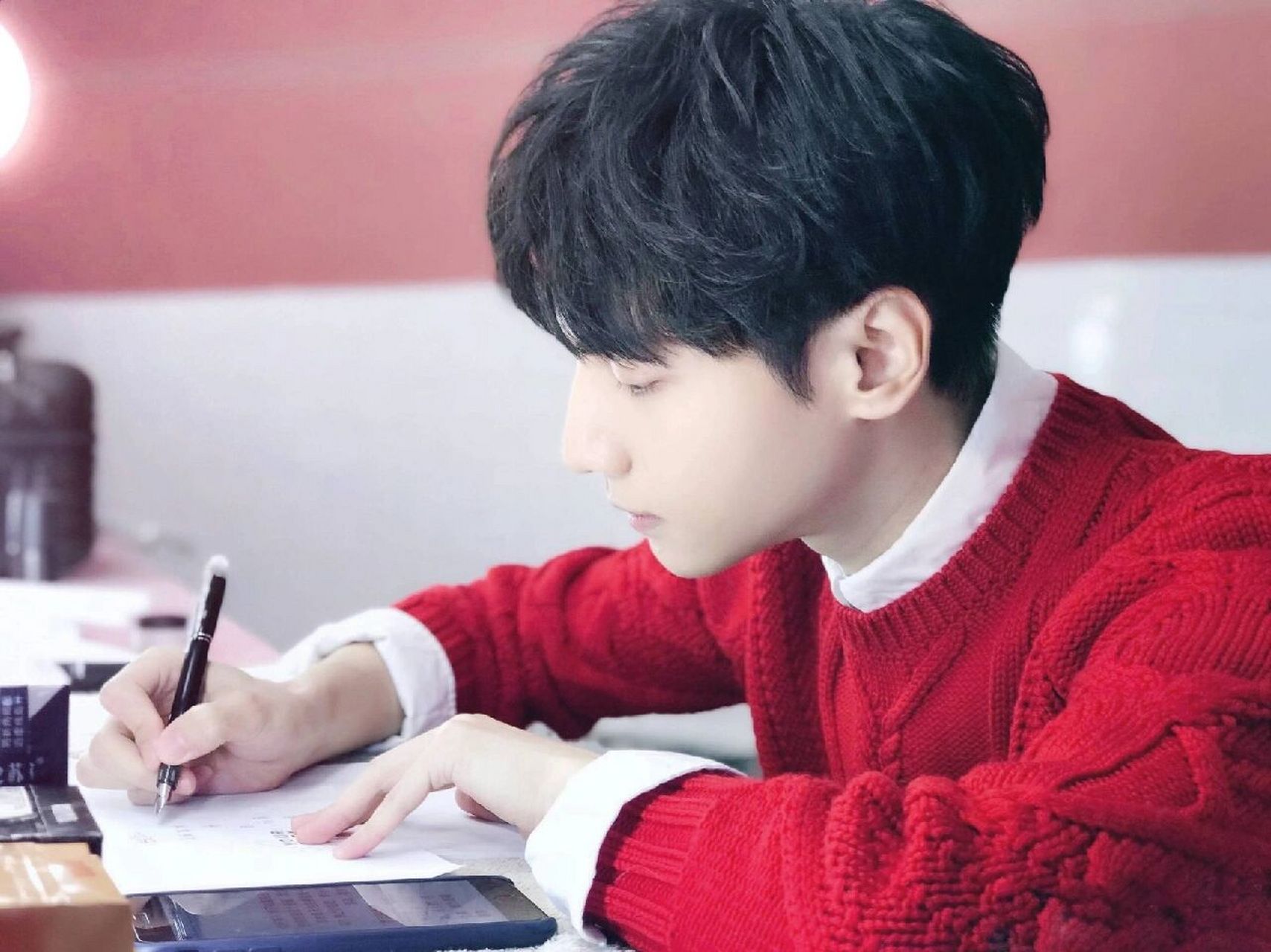 一个劝粉丝写字的明星 罗云熙的字体已经被收入了《汉仪罗云熙字体》