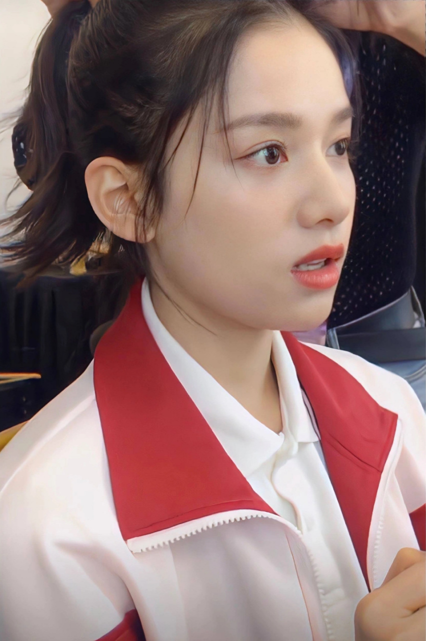 没见过的校服张婧仪,这是校花吧!