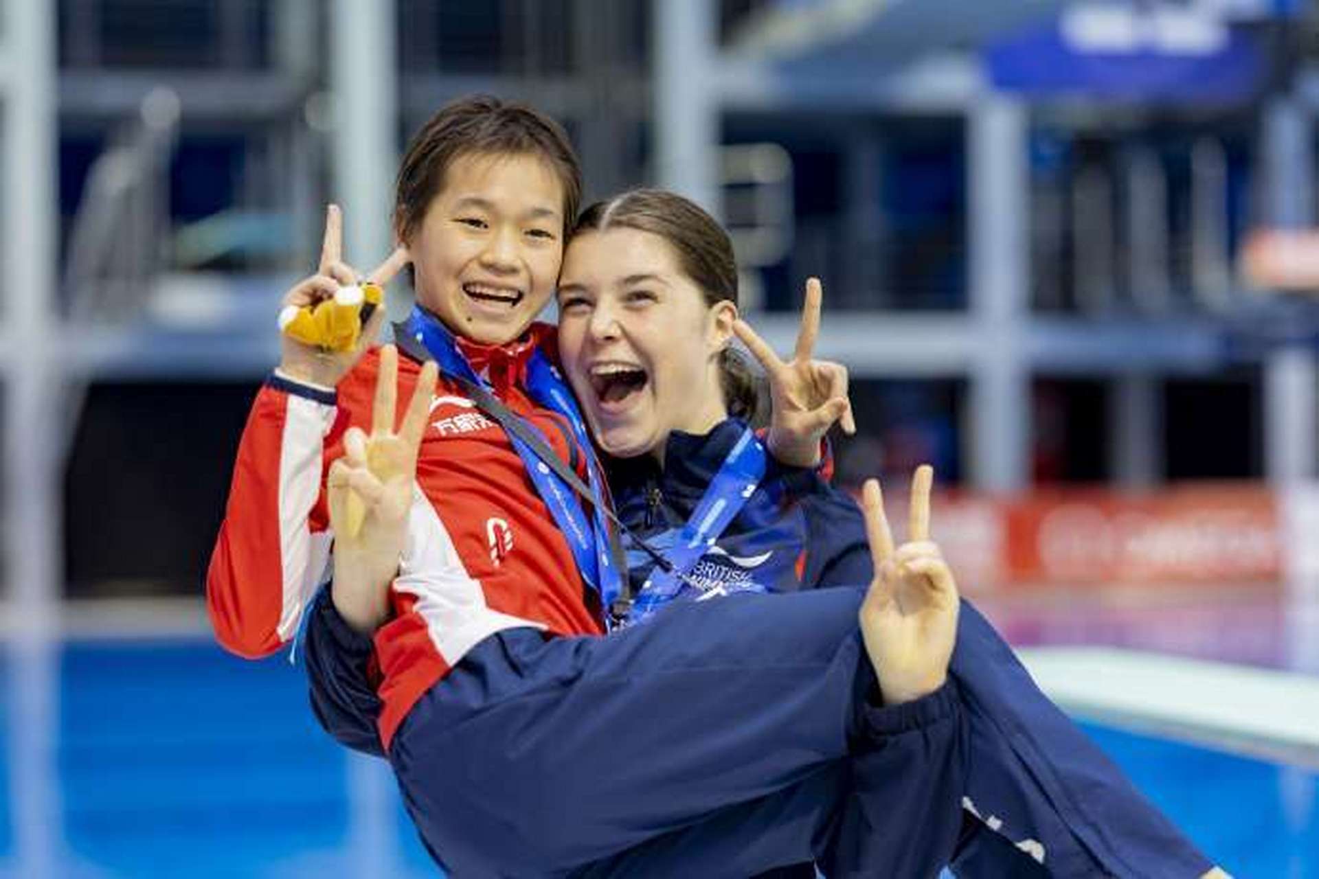 闺蜜公主抱全红婵   跳水世界杯决赛第一比赛日 05女双10米台:全红