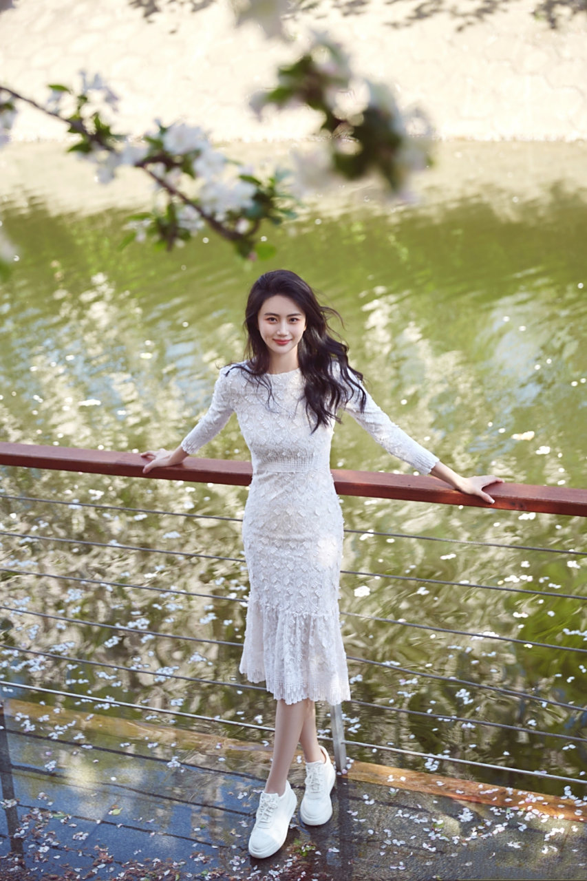 赵昕白色蕾丝印花裙壁纸组图