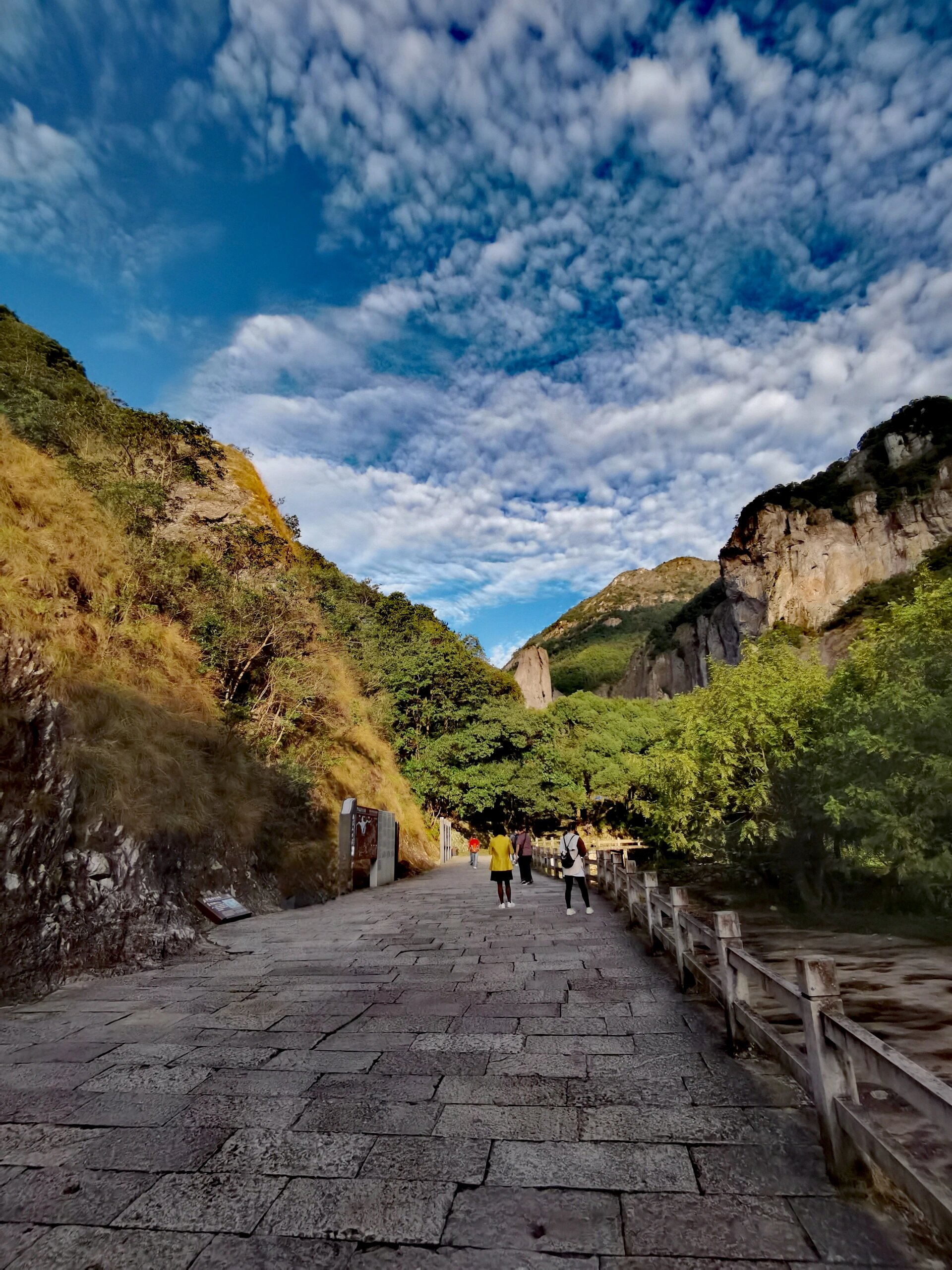 轻轻松松把"雁荡三绝"景区游个遍 第一天:早上杭州南站—雁荡山站 第