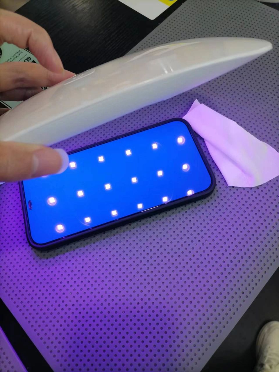 目前的手机屏背光通常是led发光,它的原理是首先从手机内的led芯片