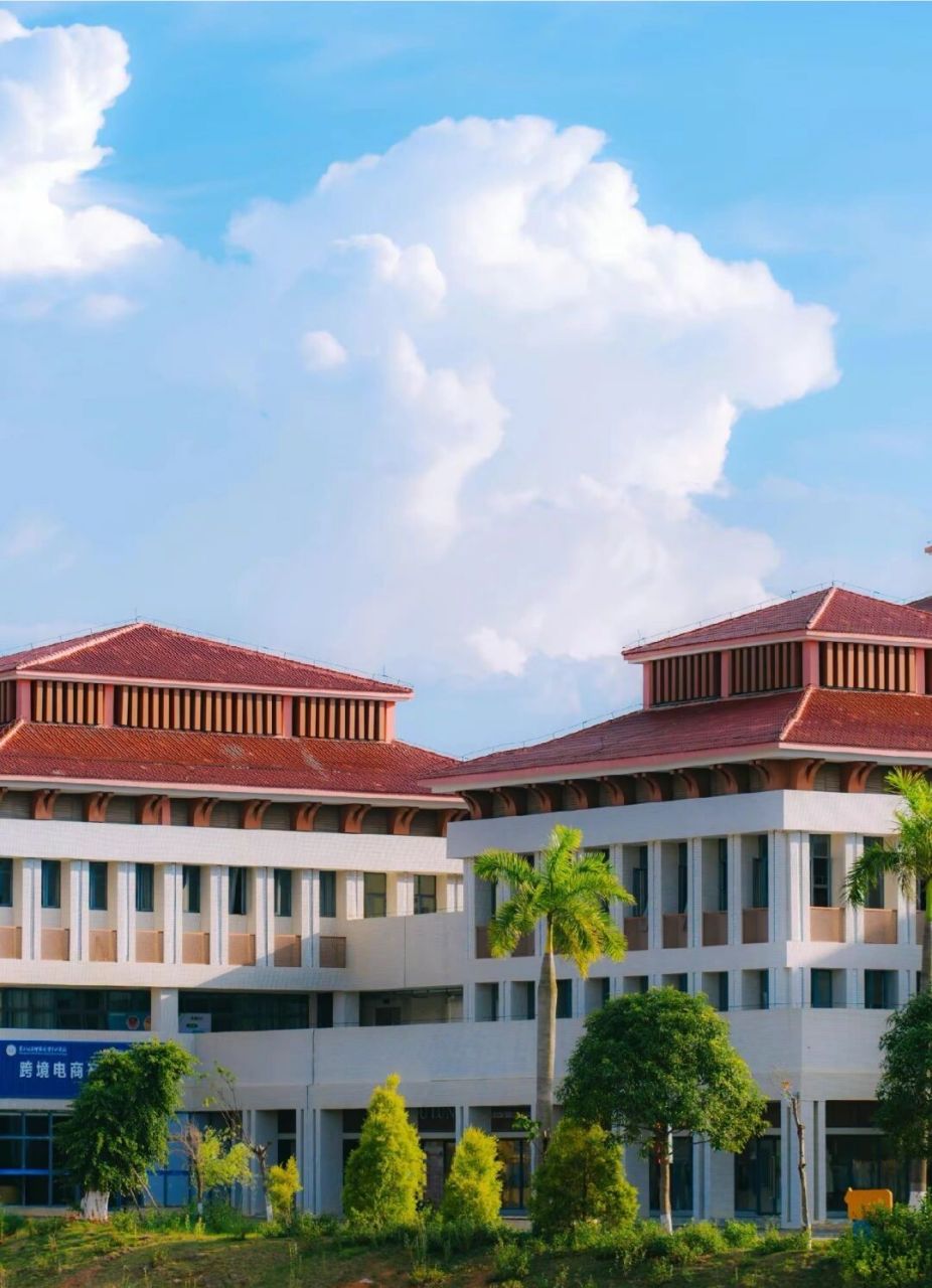 崇左幼儿师范高等专科学校 欢迎新生询问哈