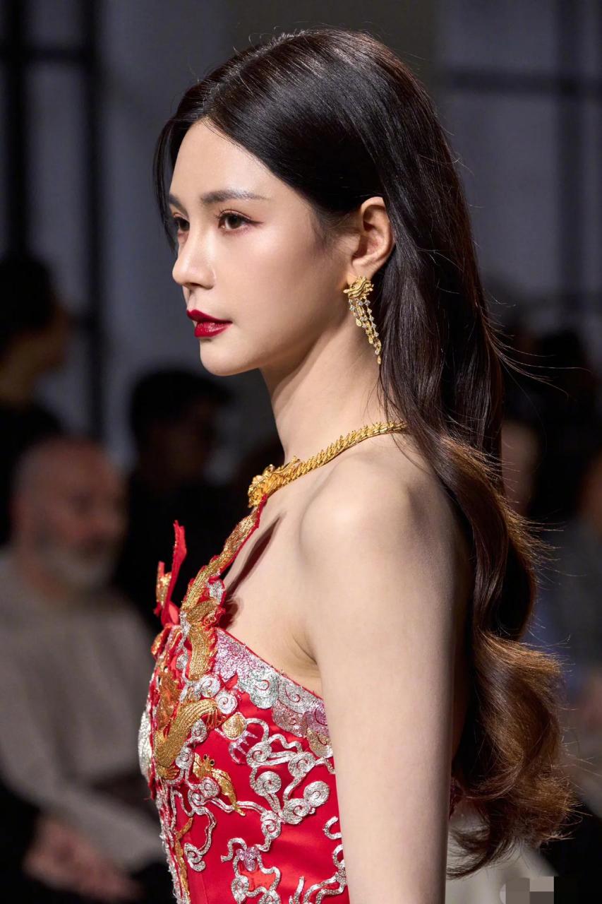 沈梦辰巴黎走秀,身穿新中式龙凤袍红裙,向世界展示属于中国的东方美学