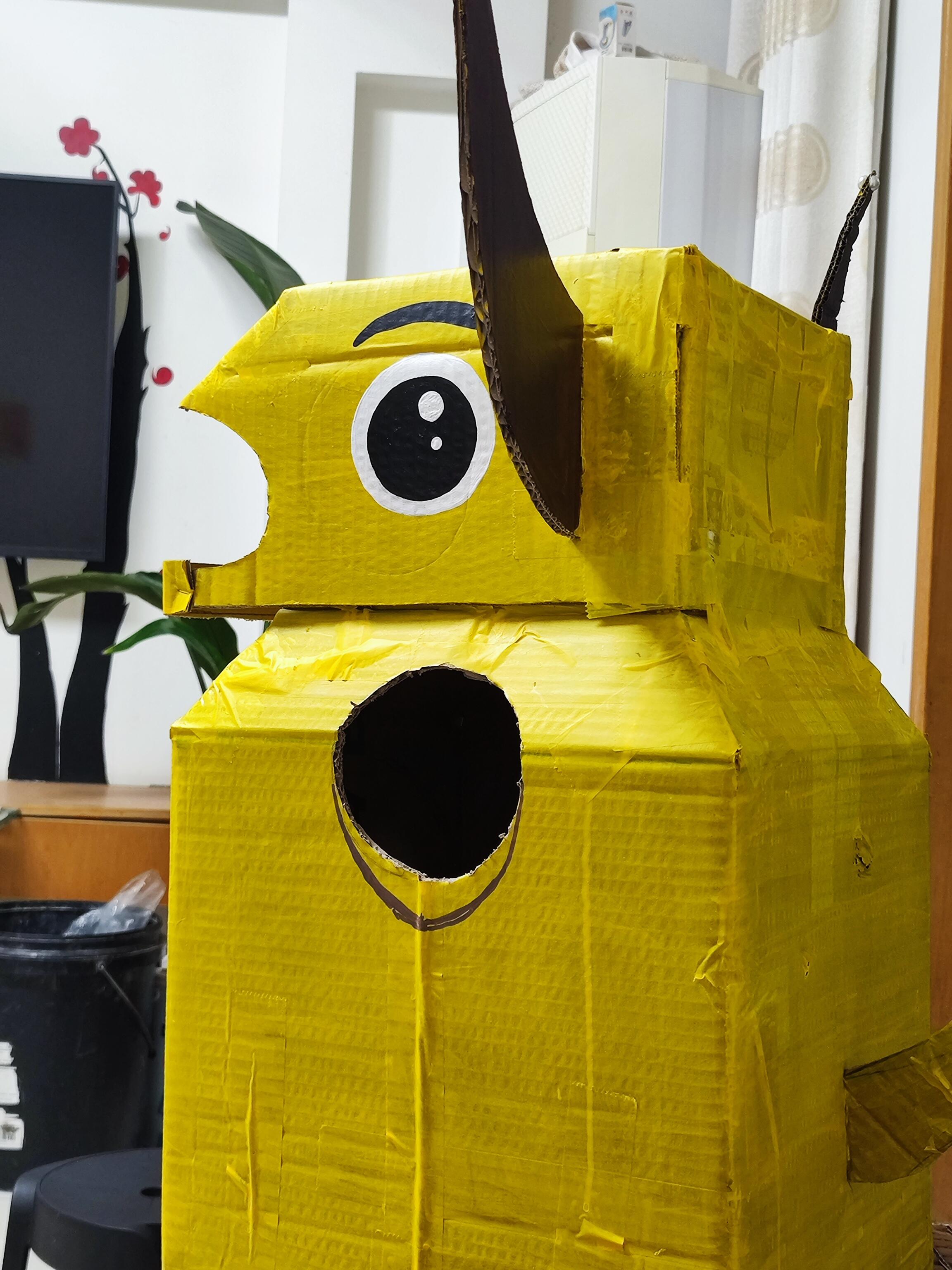 幼儿园手工之纸箱改造:此前在网上看到恐龙纸箱,便想着给孩子做一个