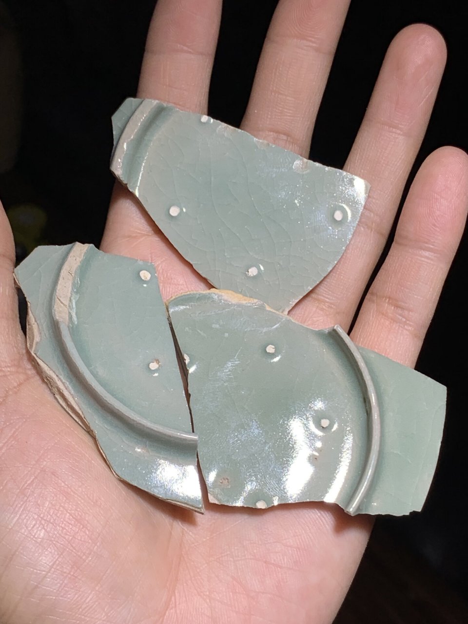 北宋汝窑张公巷支钉片,瓷片残器 张公巷都是典型的圆形支钉,满釉支烧