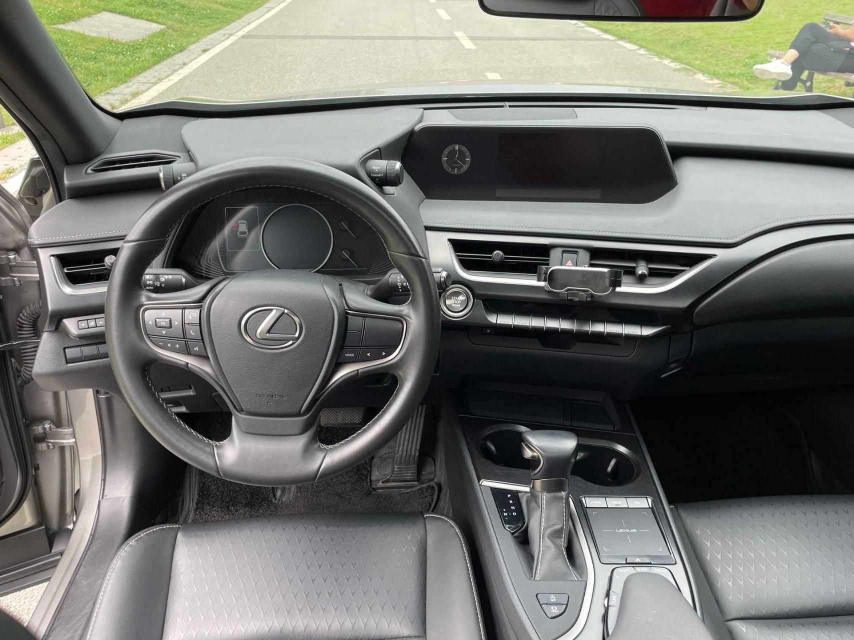 雷克萨斯ux 2020款 200 特别版 21年5月上牌,实表5.