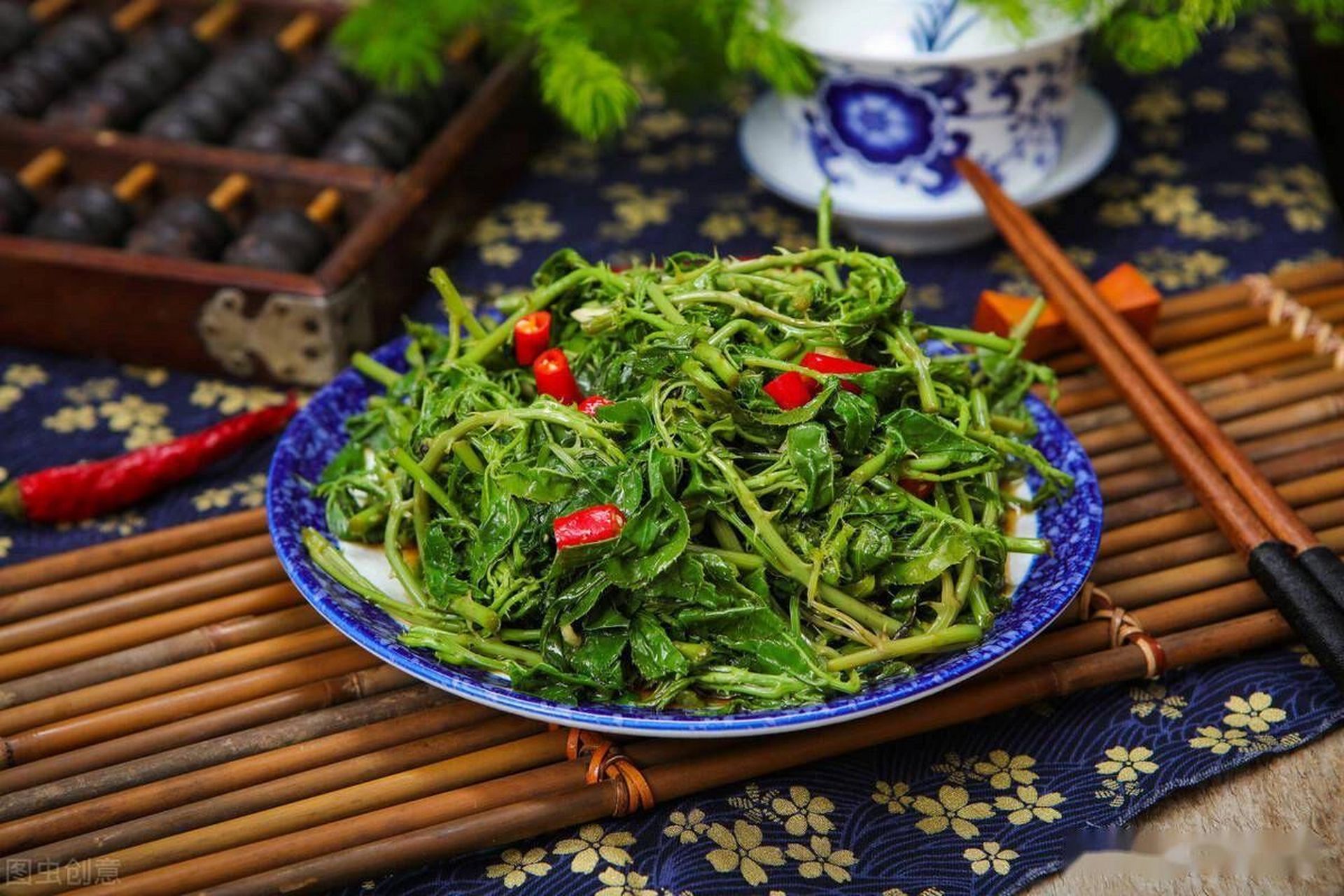 野菜王者——刺五加 刺五加具有抗炎杀菌,增强免疫力,降血压等功效与