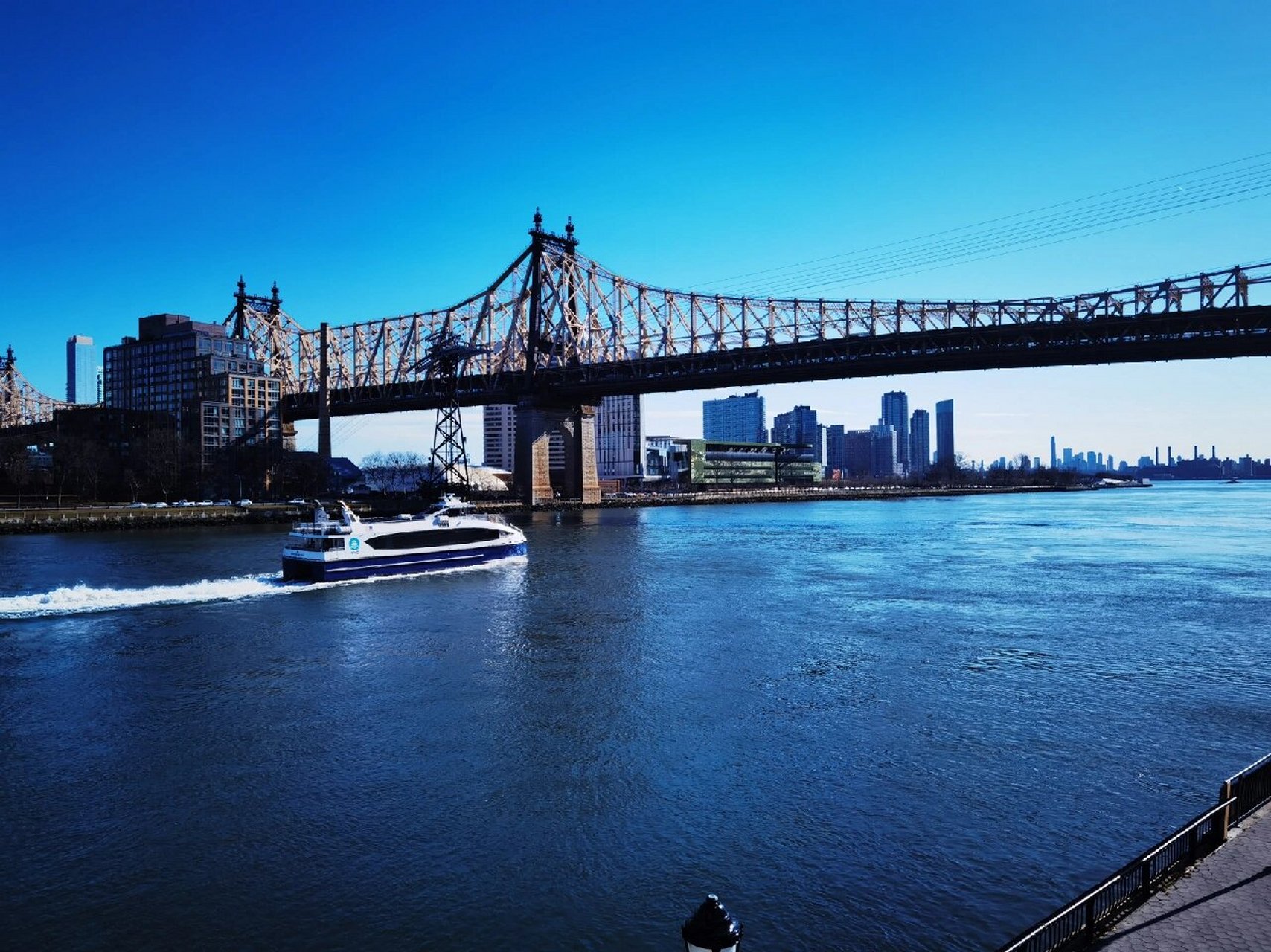 纽约大桥之昆斯博罗桥 昆斯博罗桥 ,又称59号街桥,是位于美国纽约东河