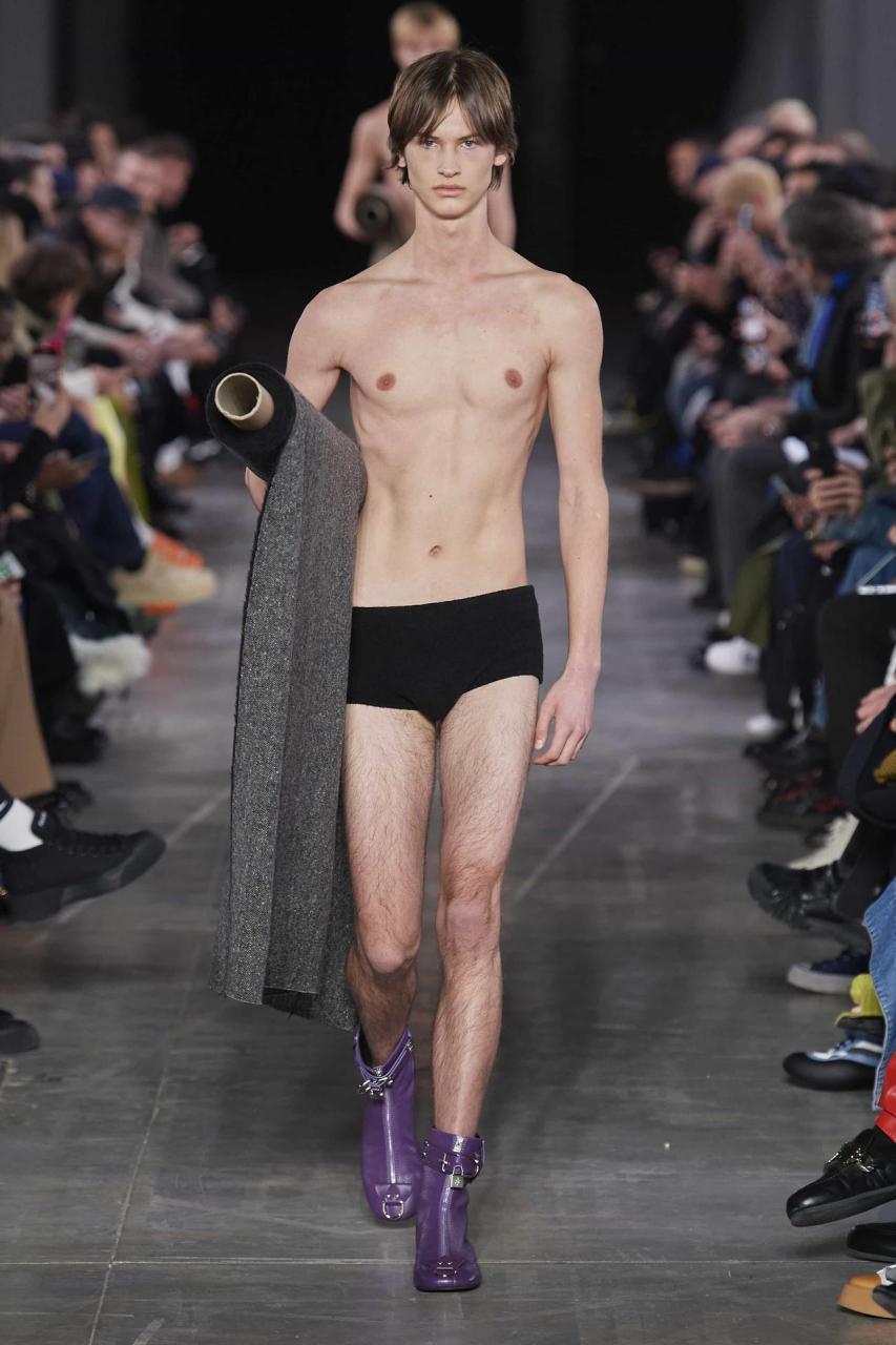 jw anderson 大秀上,一位男模特直接穿着内裤拿着布料走秀,很新颖的