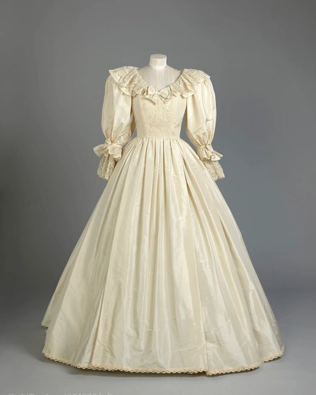 戴安娜王妃的象牙色婚纱 由英国夫妻设计师:david02emanuel02和