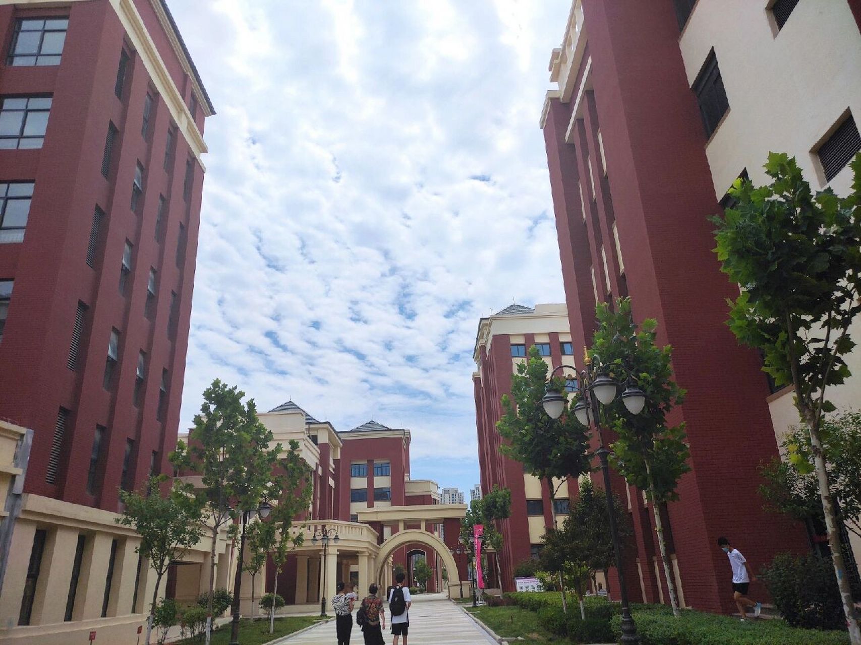 西咸新区黄冈泾河学校 说实话,学校其实还不错,就是经常不干人事