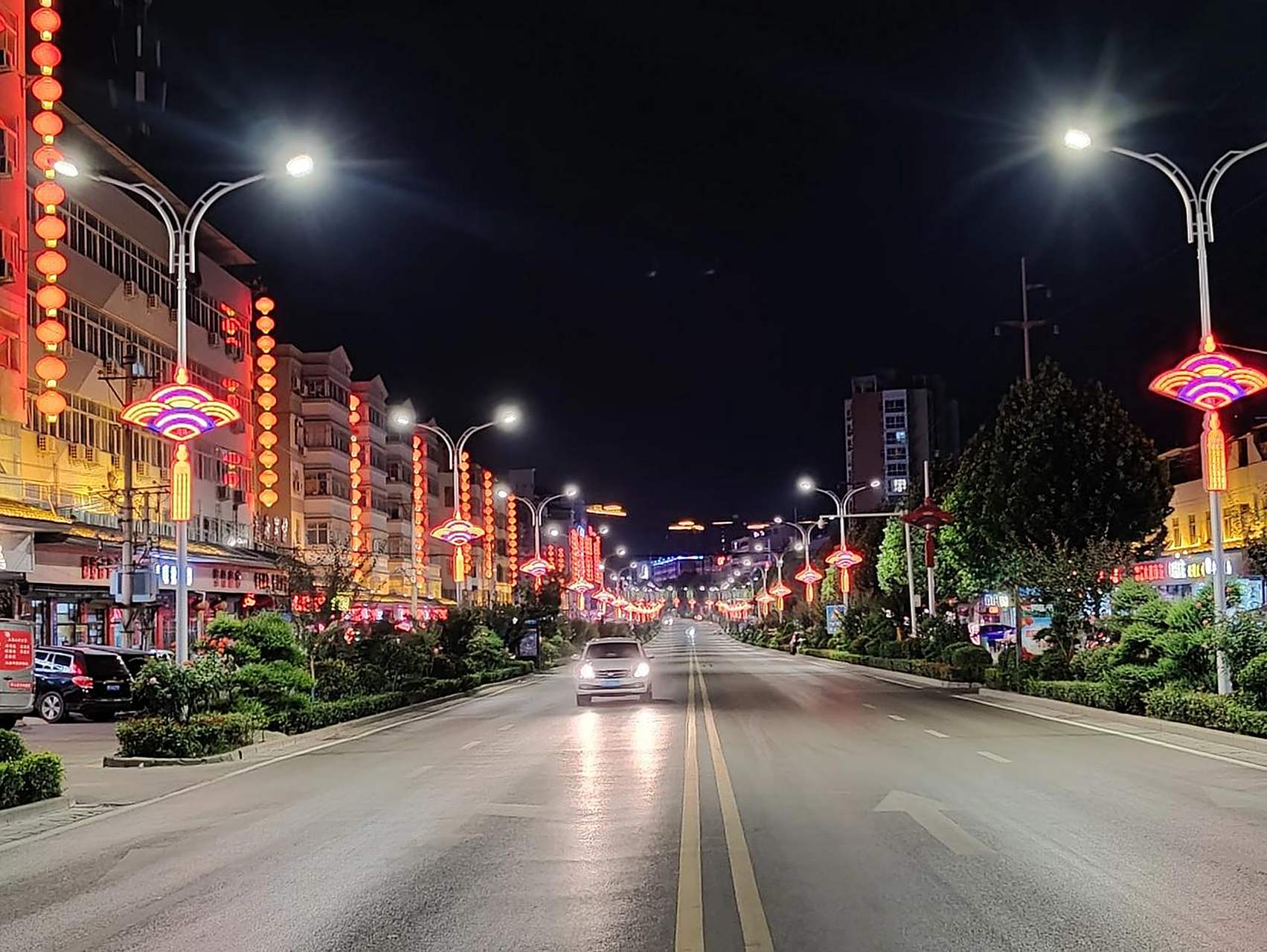 三门峡陕州区, 高阳山下的神泉路上, 酒店食肆林立, 大红灯笼高高挂
