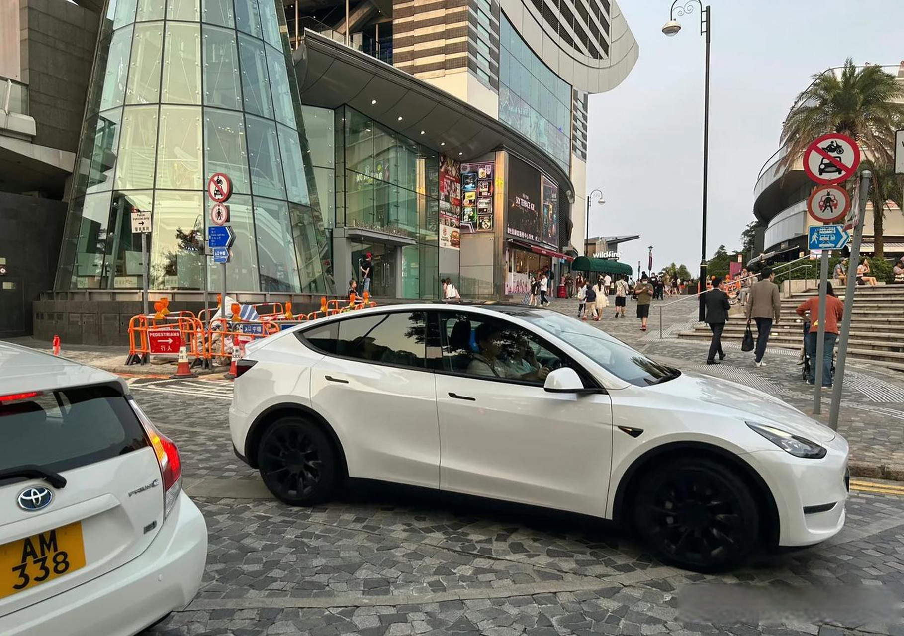 在香港,随处可见的特斯拉,算是街车了吧!