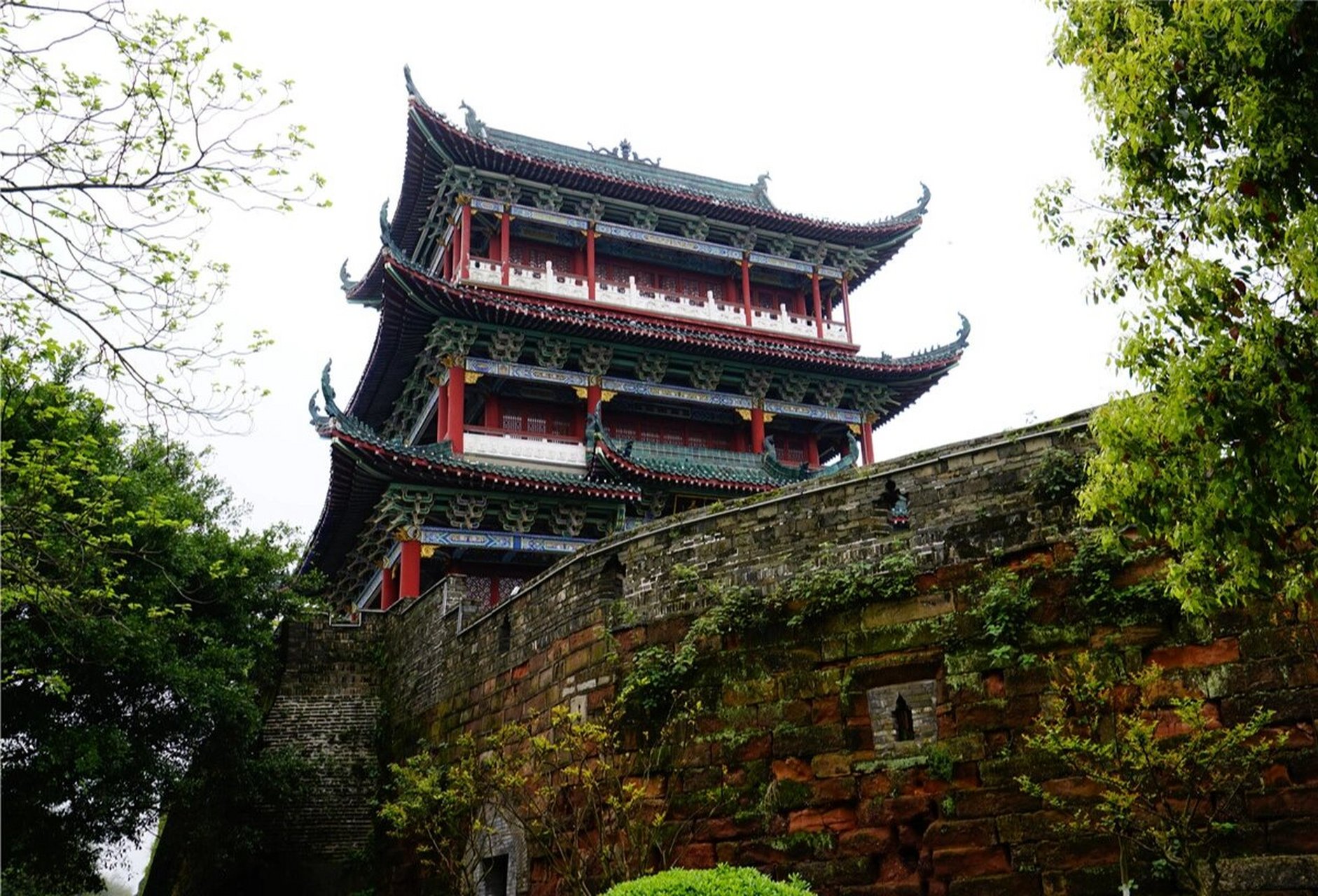 赣江源头八境台,古城墙下两江汇 #古城# 江西省历史文化名城赣州是