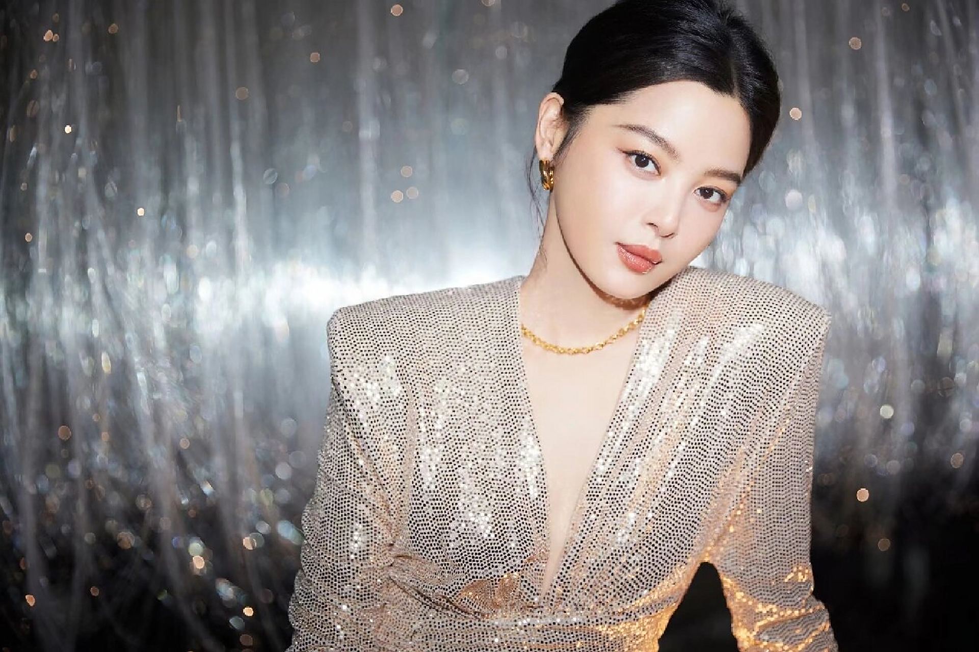 辛芷蕾性感鎏金照#  辛芷蕾的身材和气质是真的好,特别是嘴巴,超级