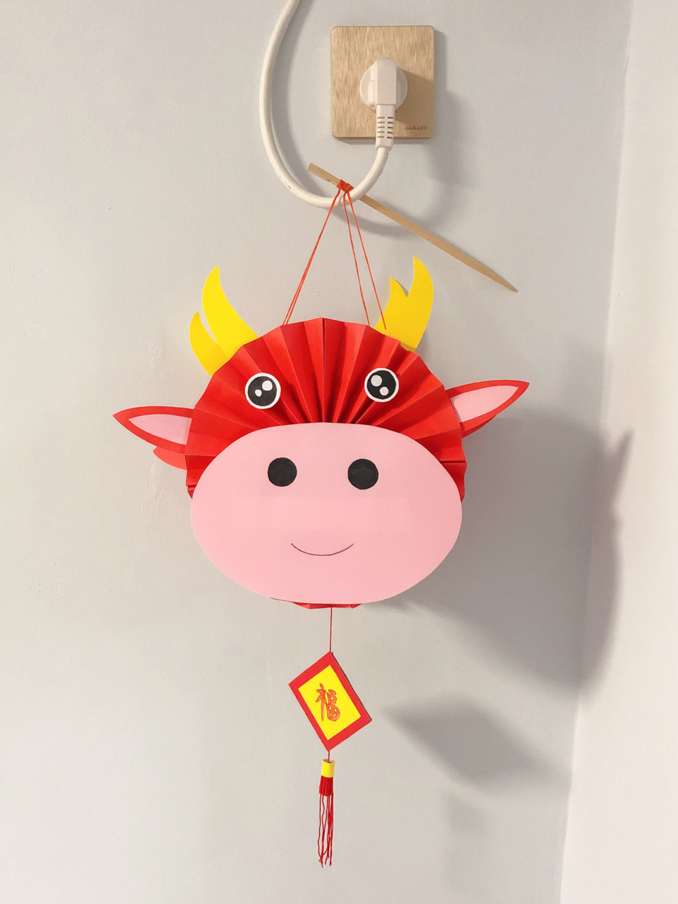 幼儿园手工灯笼 纯手工牛年灯笼 材料:卡纸,瓦楞纸,硬纸板,泡沫胶