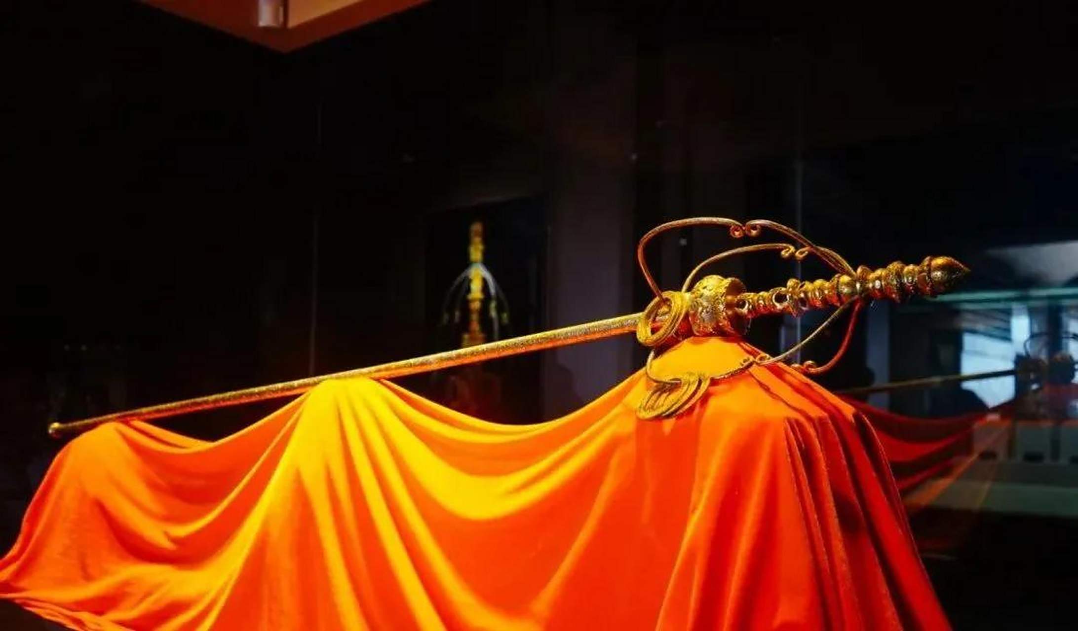 锡杖由唐懿宗供养,长196厘米,重2.39公斤,用金2两,银58两.