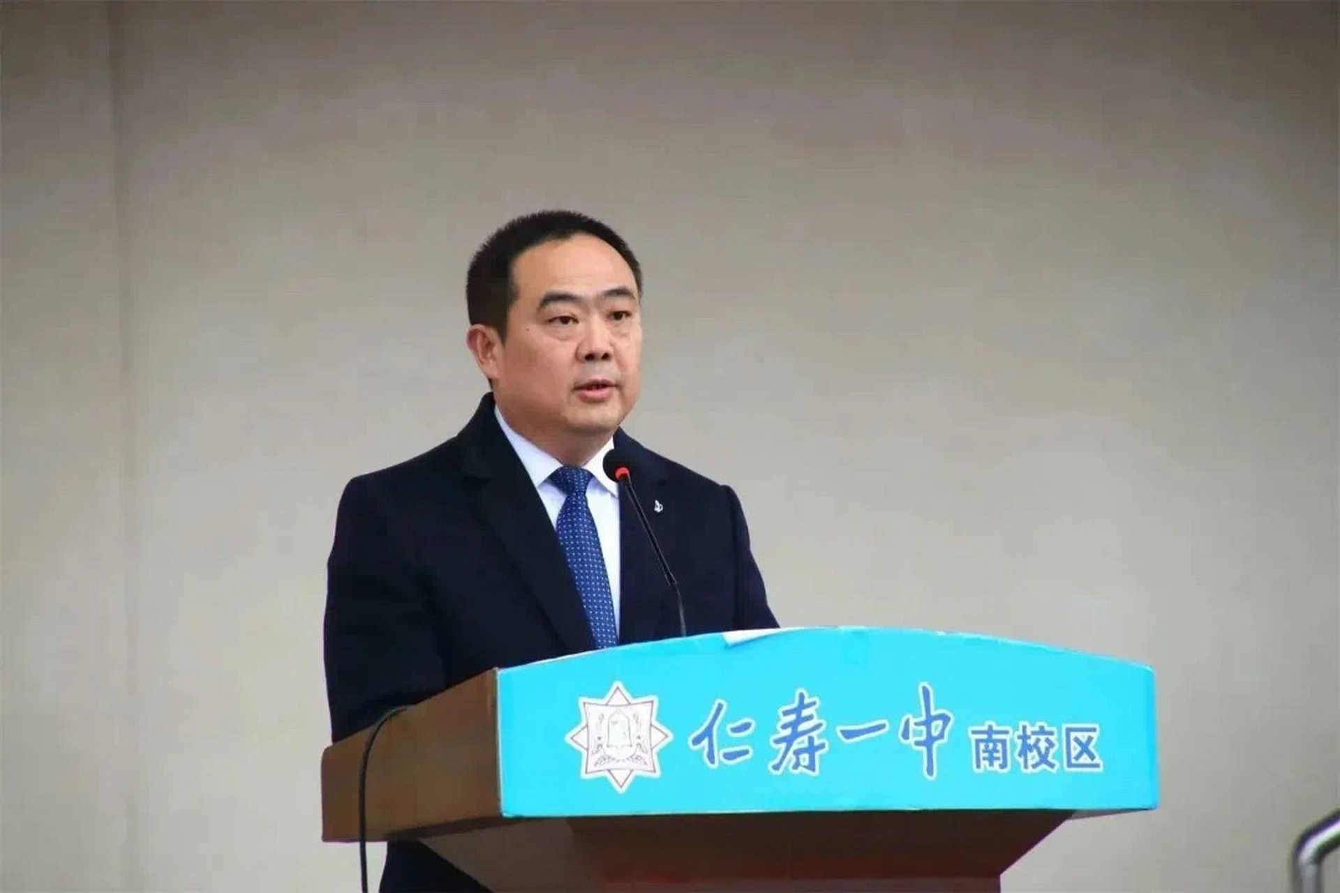 【仁寿一中南校区举行2023年春季开学典礼】寅虎凌冽寒冬远,卯兔花开