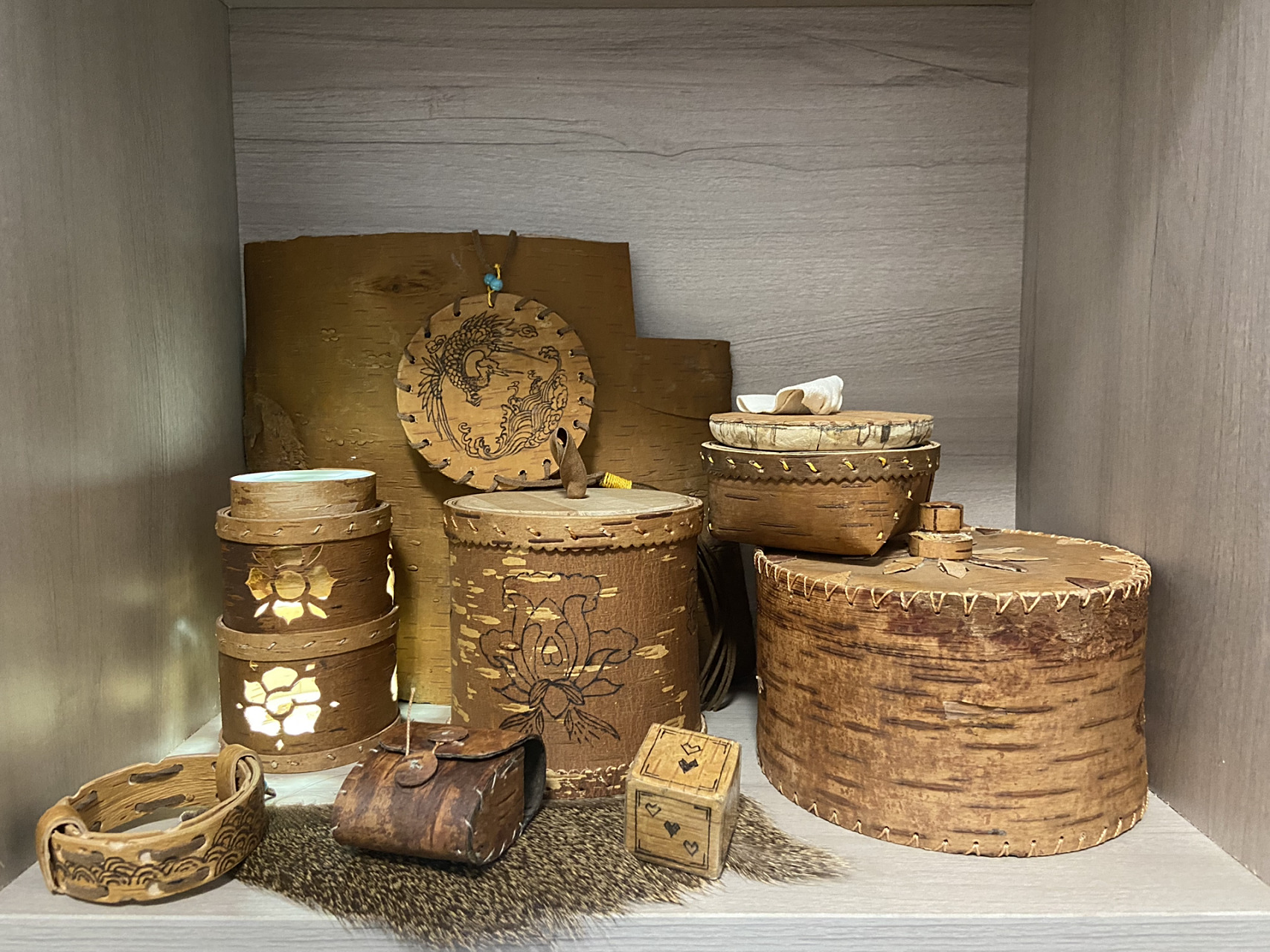 少民族传统手工艺—桦树皮制品 属于非物质文化遗产—桦树皮制作技艺