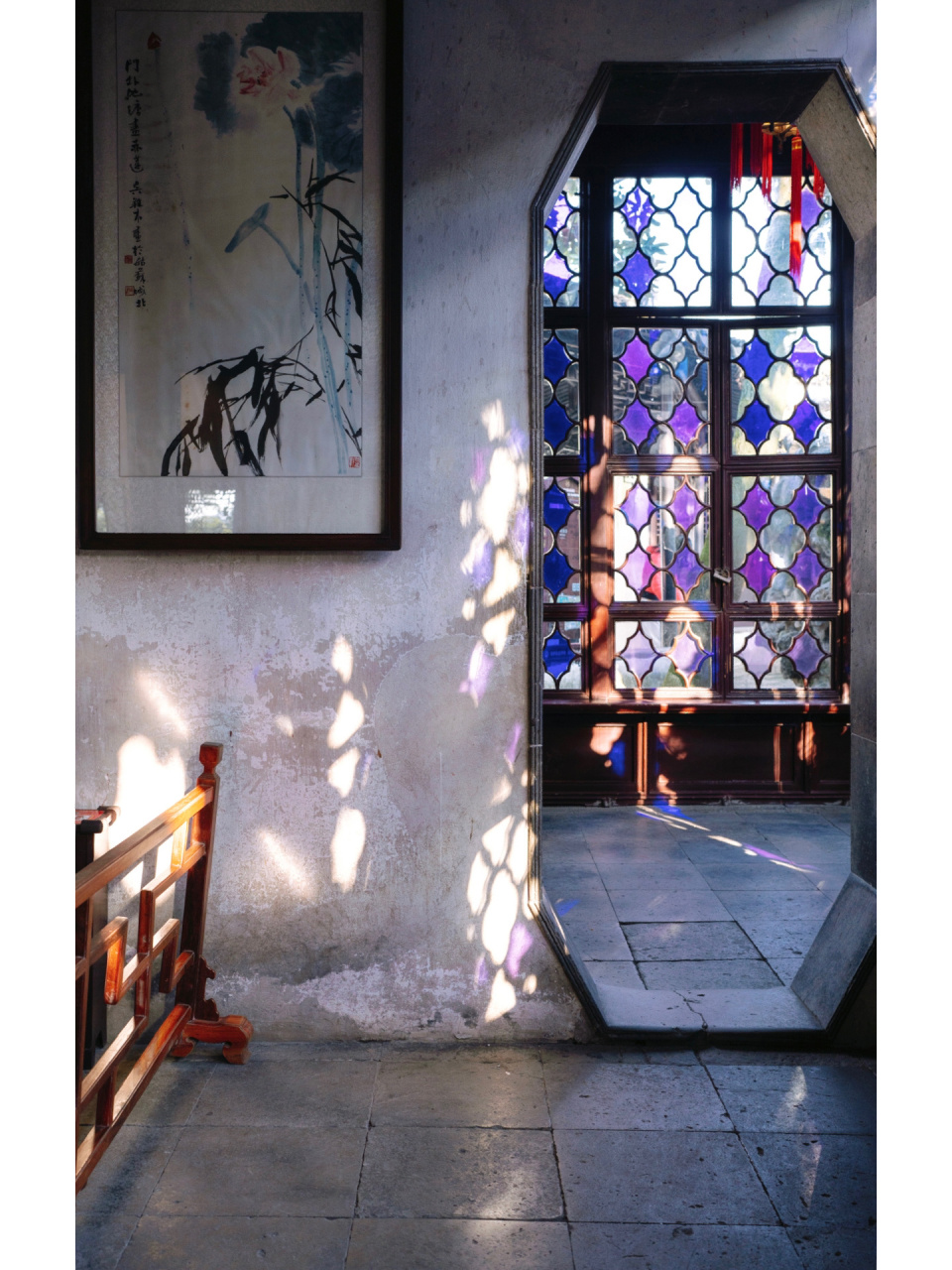 拙政园卅六鸳鸯馆| 琉璃花窗 欢迎来到蓝紫色的梦幻琉璃世界.