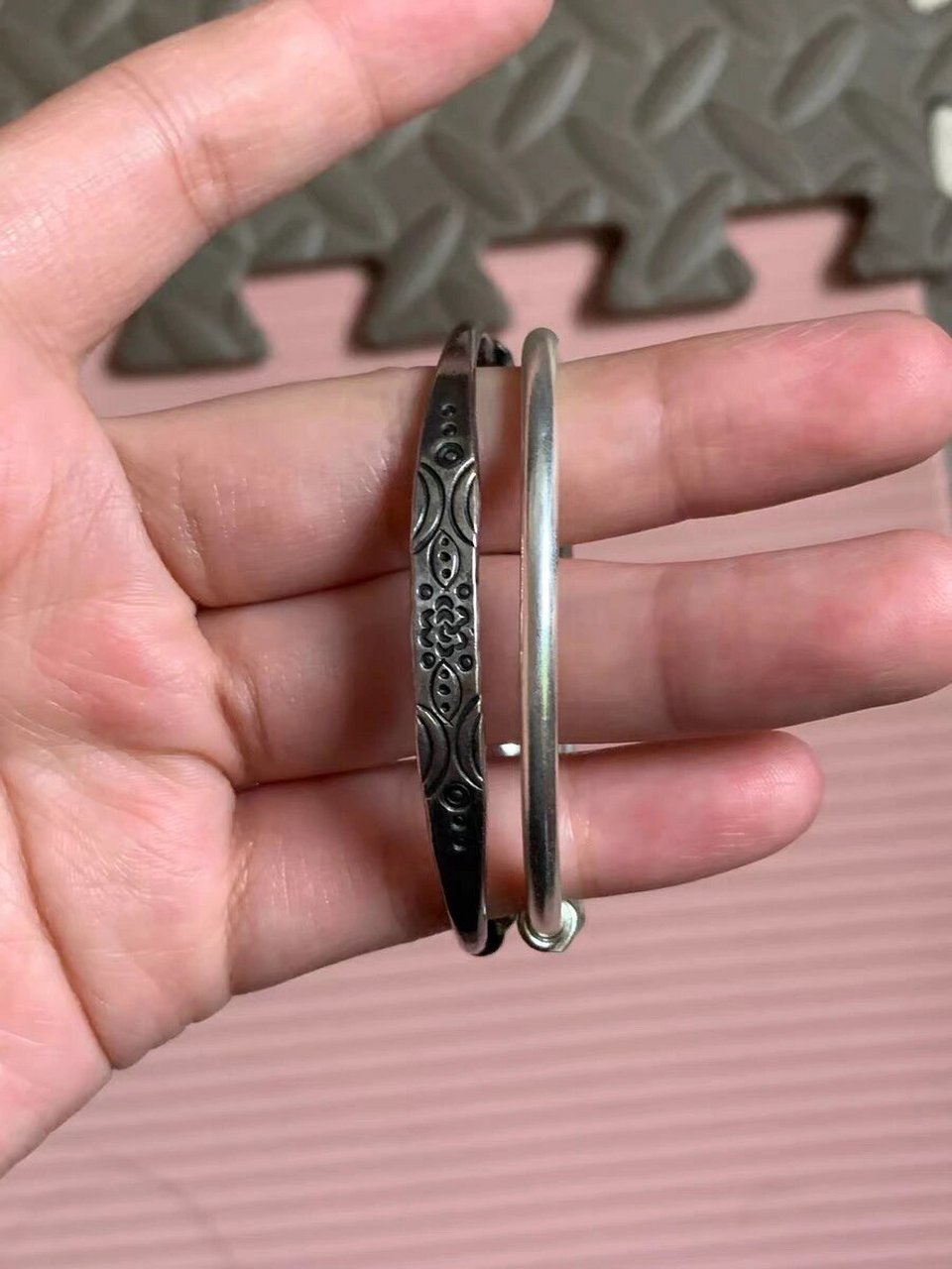 银手镯变黑了,是不是假的? 银发黄,发黑,看起来掉色,这个不是假的哦.