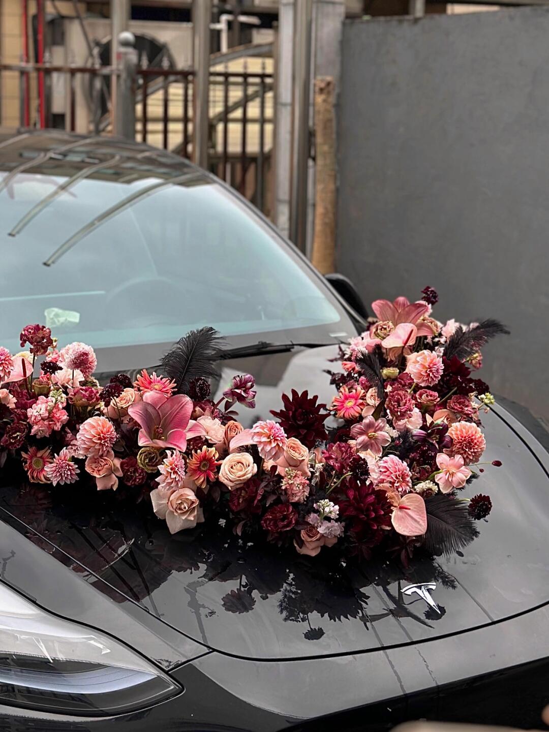 特斯拉婚车!酷酷的小姐姐和她的婚车花