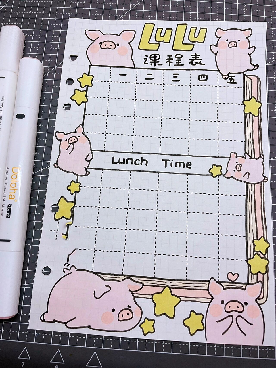 画出大概的lulu猪的位置,然后画课程表的格子,最后