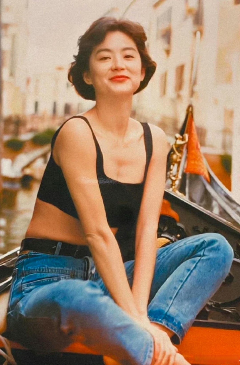 1989年的林青霞,黑色短背心,蓝色牛仔裤,还有赫本头,霞姐绝对是时尚界