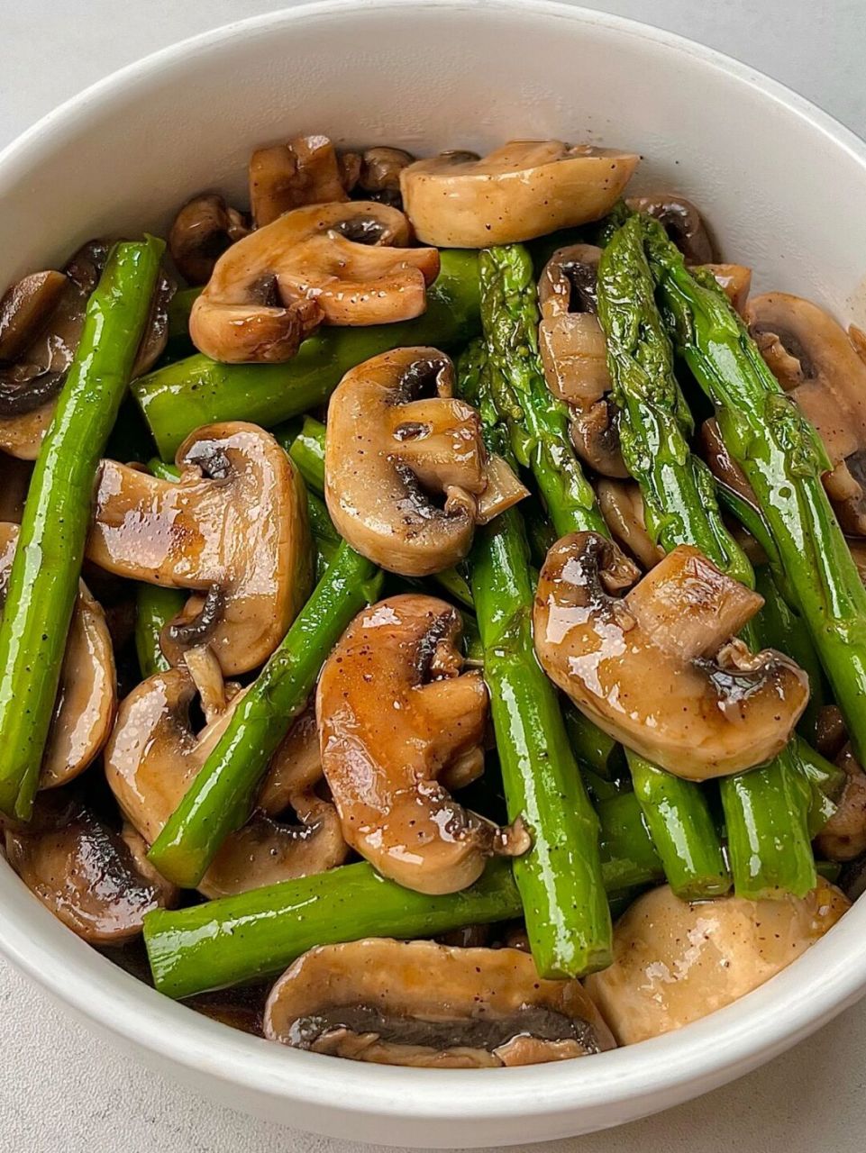 姐妹们,今天分享一个芦笋炒口蘑,真的巨好吃!吃完这碗饱腹感好强!