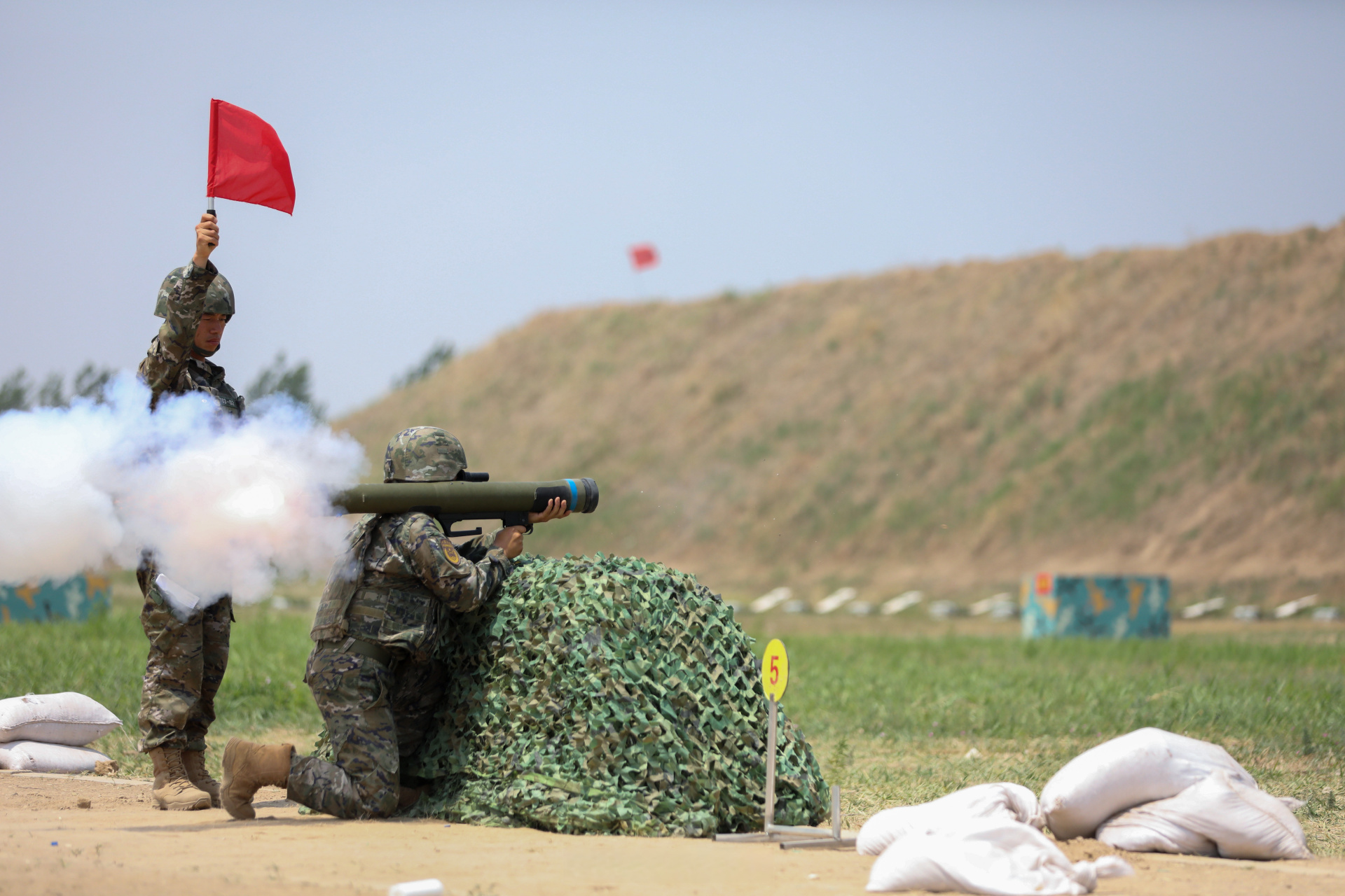 武警实弹射击训练现场火光冲天#】近日,武警天津总队机动支队围绕