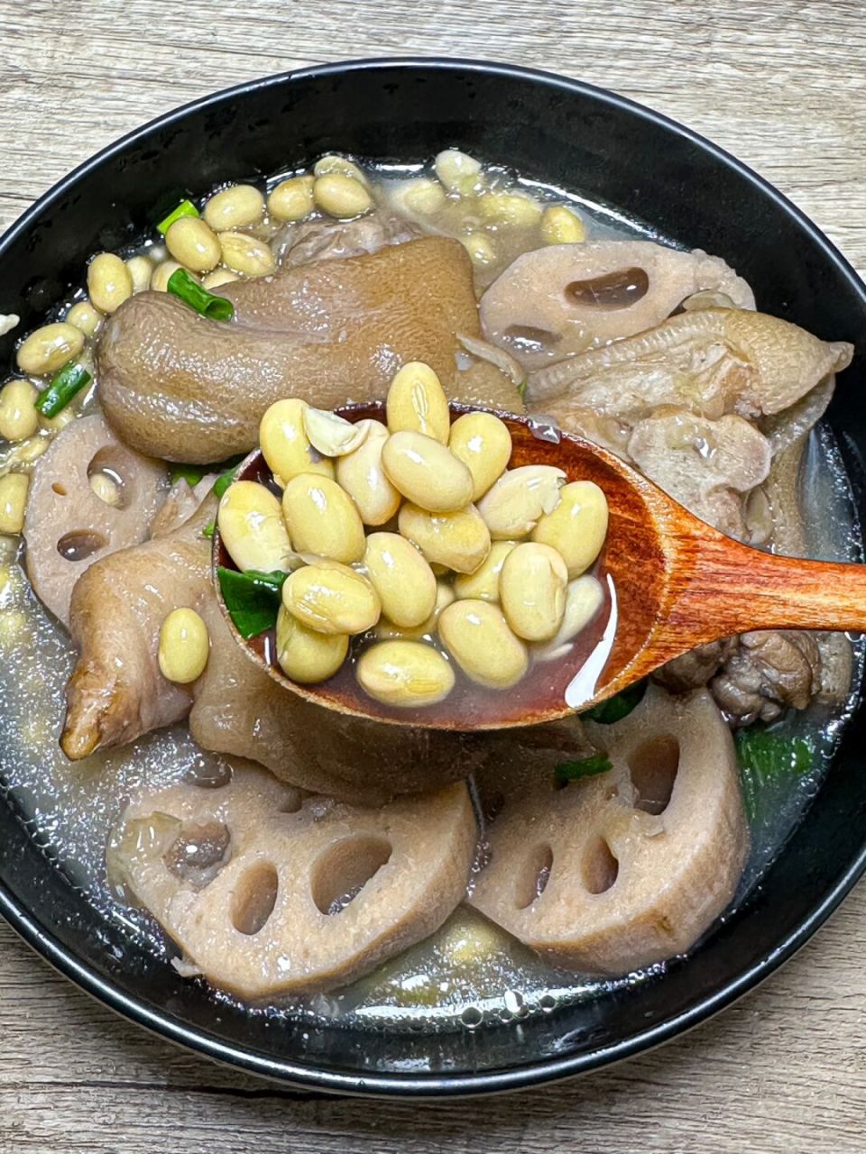 黄豆莲藕猪蹄汤图片