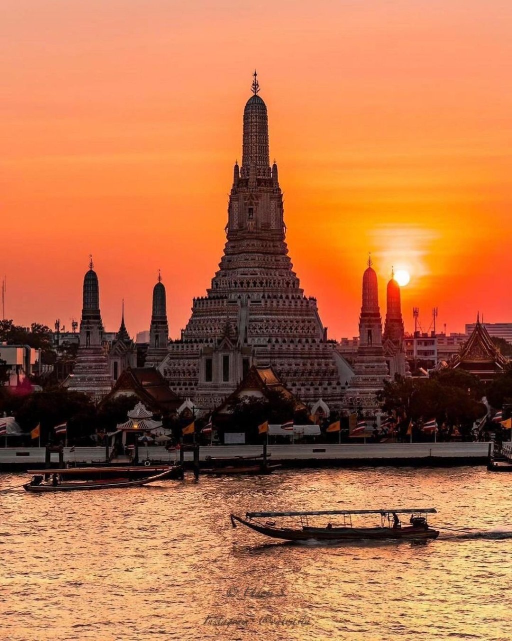 曼谷新地标|水门寺大佛 水门寺巨大佛像,也是曼谷代表性的最新地标,呈