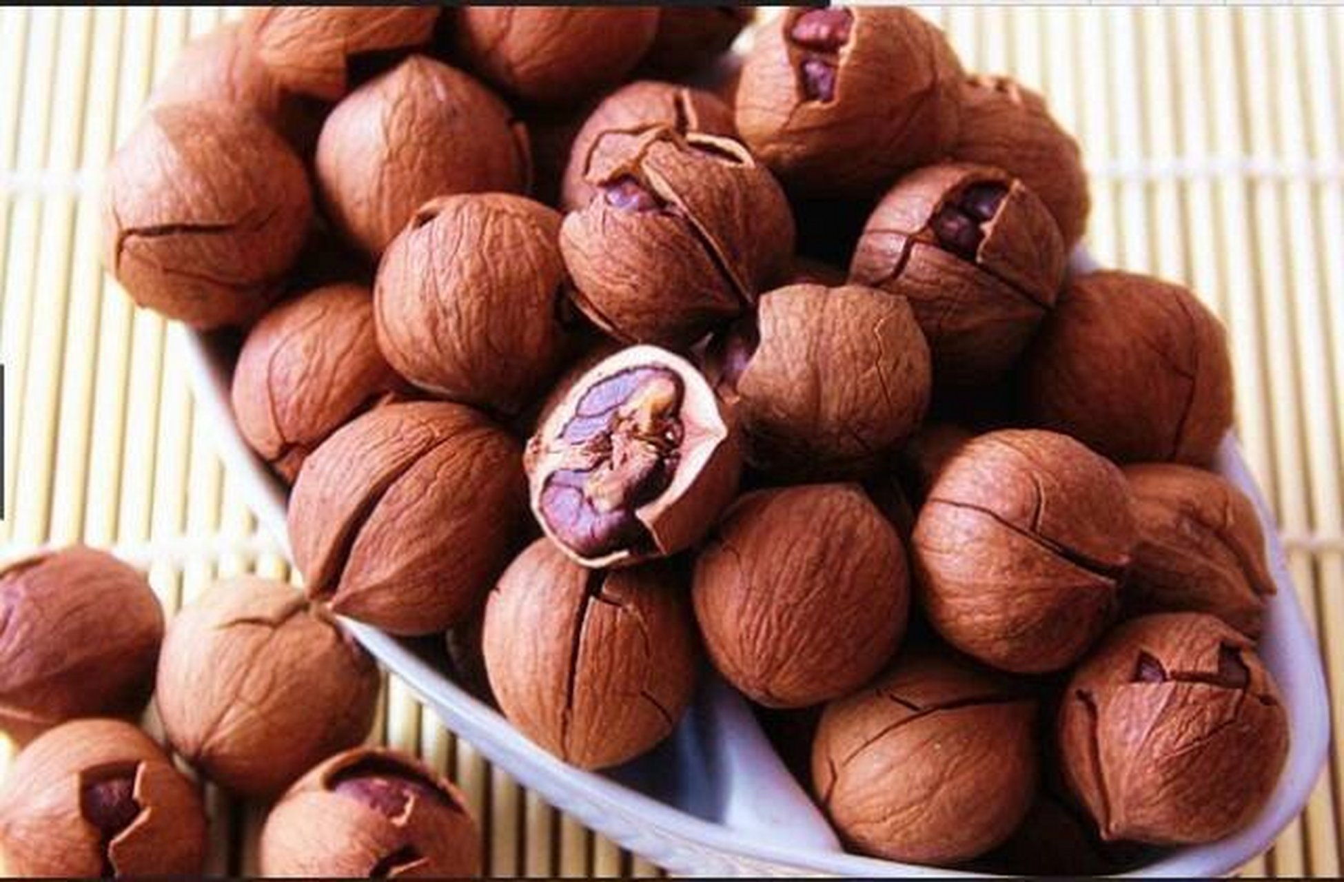 野生坚果类 73榛子 榛子是重要的坚果树种之一,是木本油料树种,为榛