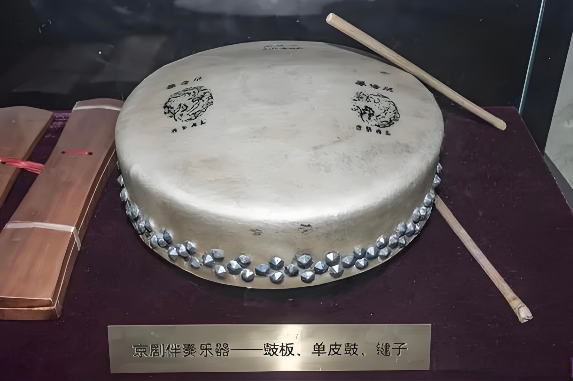 国戏知识角#——单皮鼓 京剧伴奏乐器.又称"小鼓".