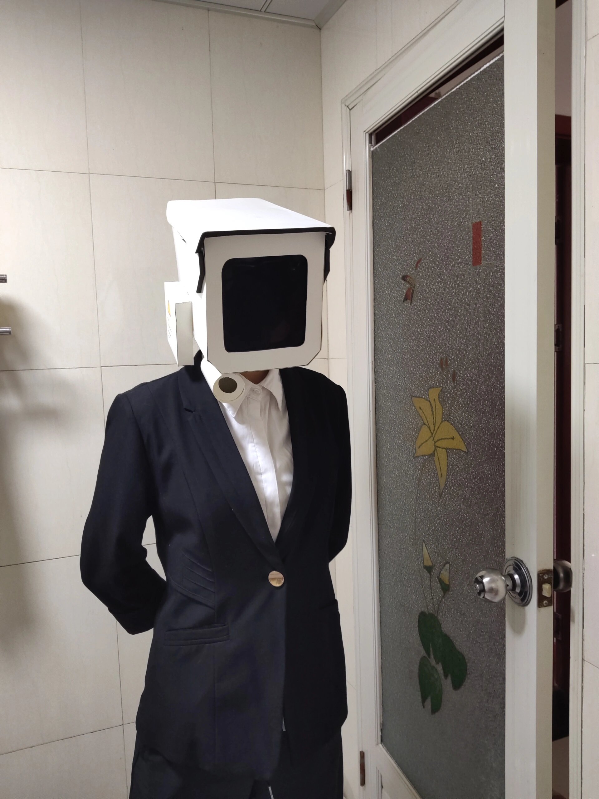 今天穿西装,但没有打领带 成功cos监控人,脑袋还要拿eva板重新再做