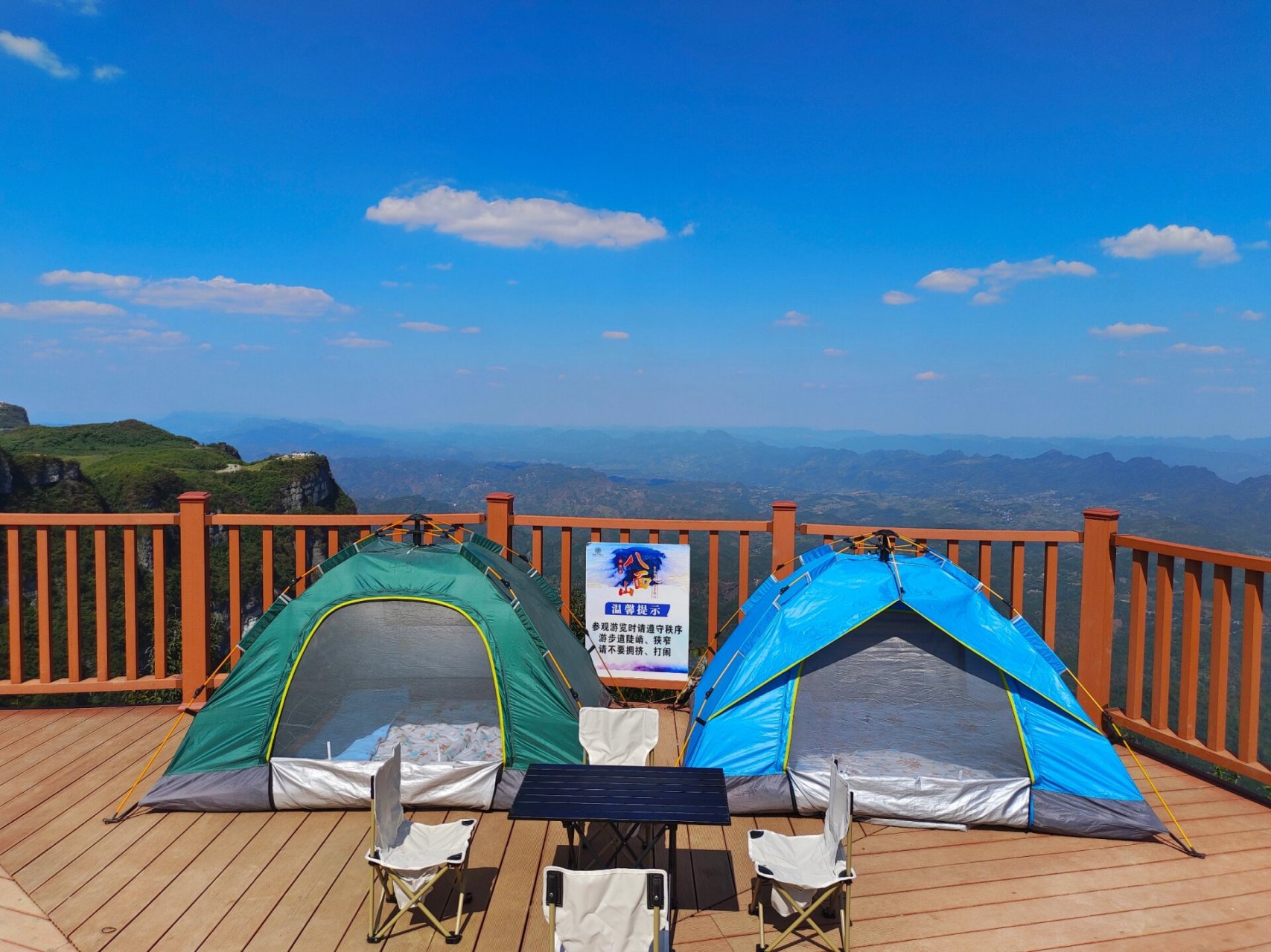 湘西八面山 八面山位于龙山县南部,西面与重庆酉阳县,秀山县接壤.
