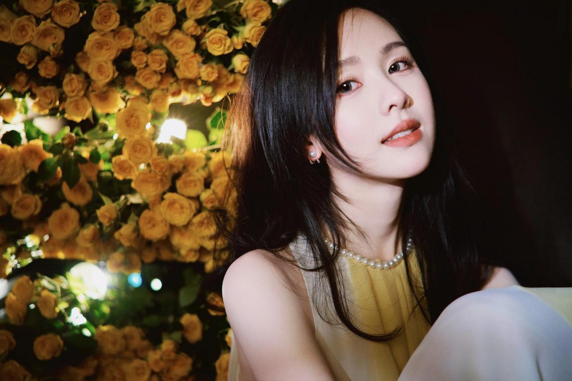 陈都灵鹅黄挂脖礼裙,温婉清丽,明媚动人!